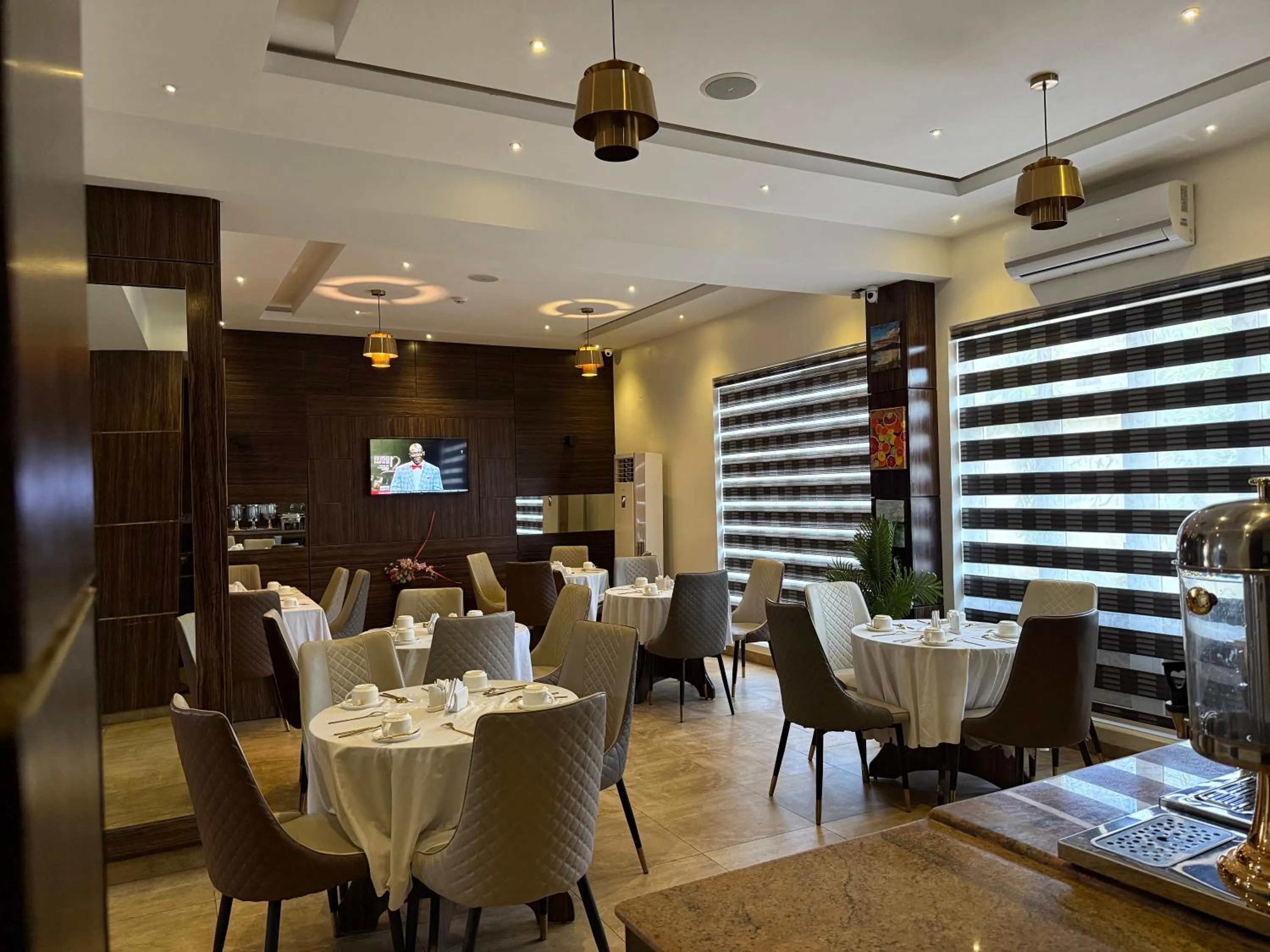 Restaurant/places to eat in Vinpy hotels