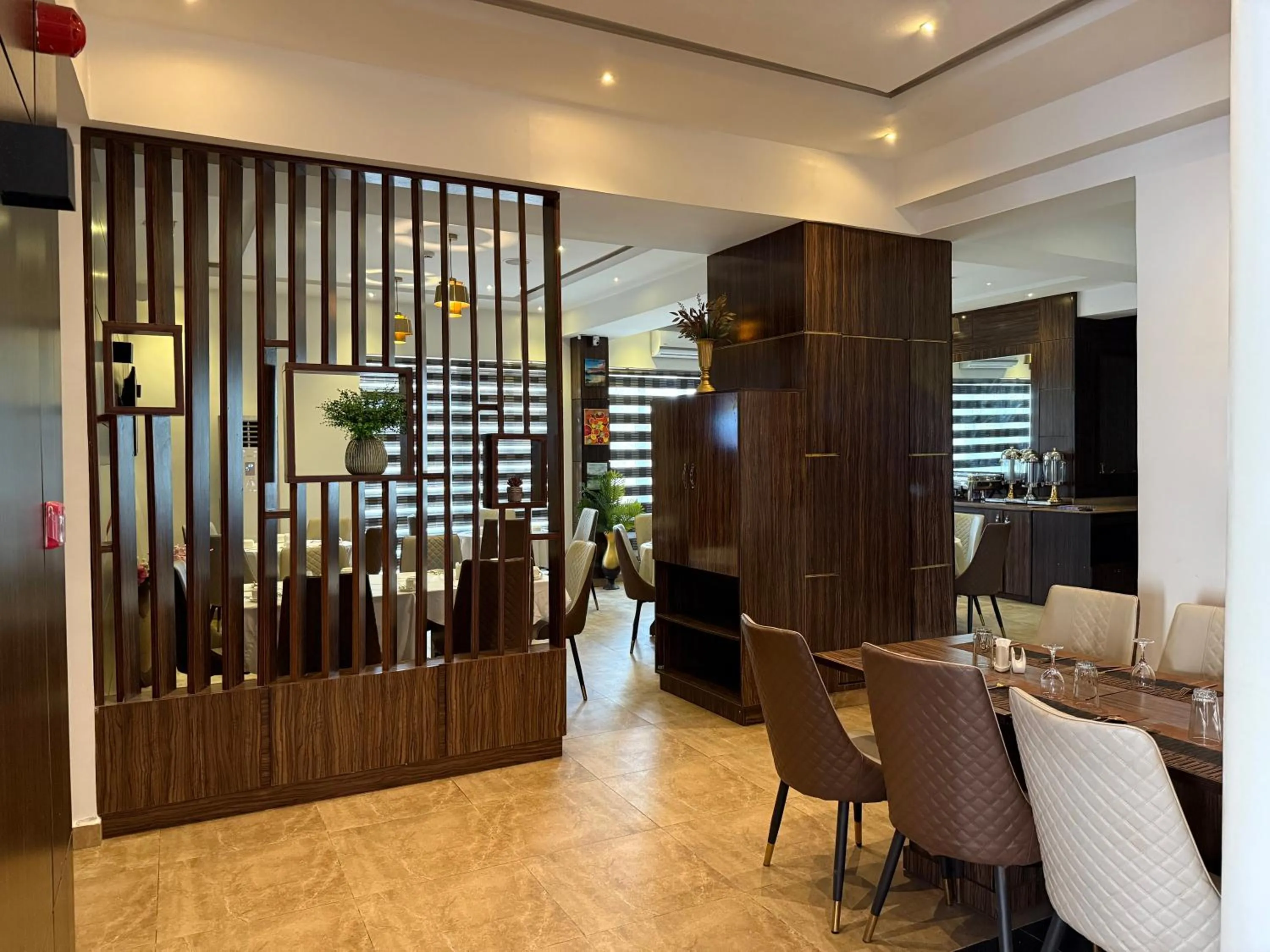 Restaurant/places to eat in Vinpy hotels