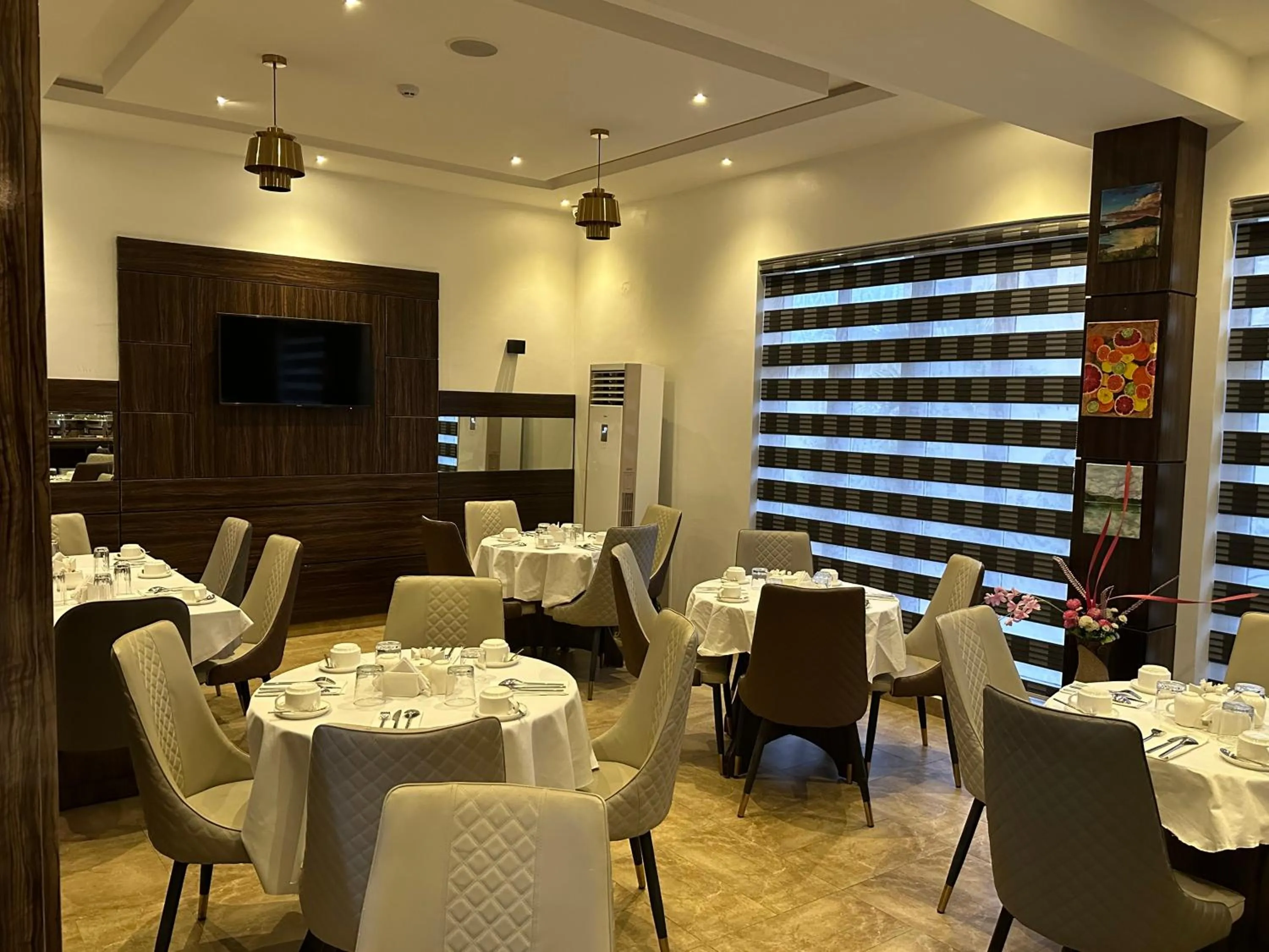 Restaurant/places to eat in Vinpy hotels