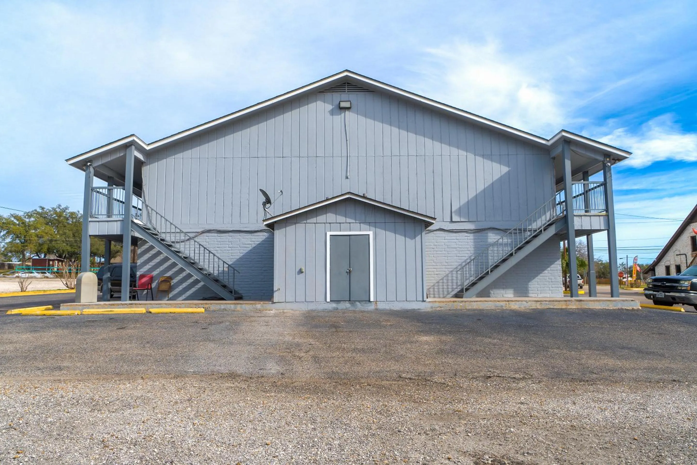 Property building in Regency Inn Three Rivers I-37