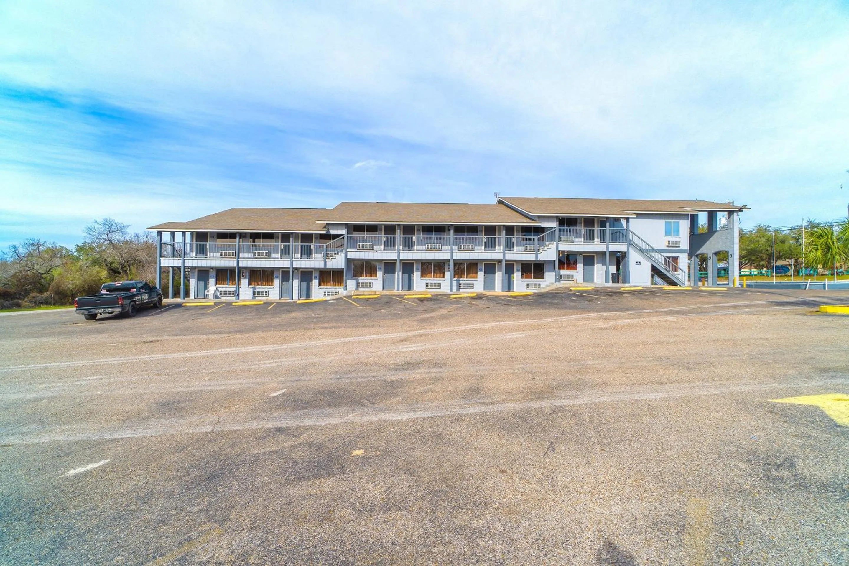 Facade/entrance in Regency Inn Three Rivers I-37