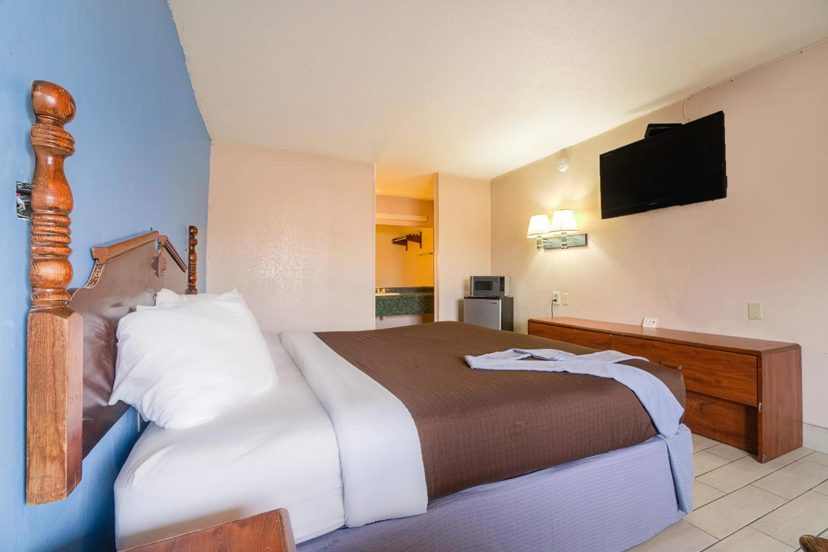 Bedroom, Bed in Regency Inn Three Rivers I-37