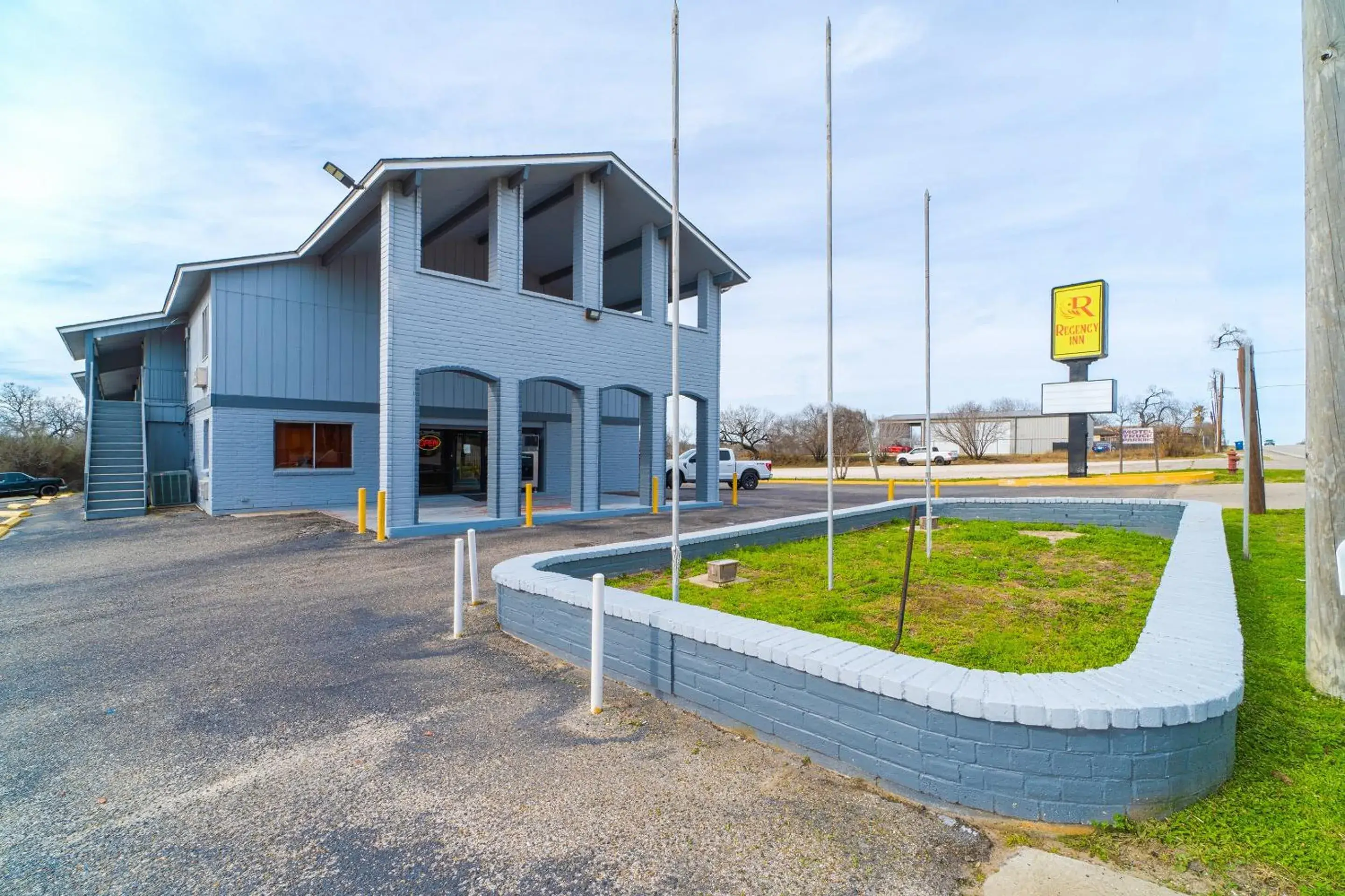 Facade/entrance in Regency Inn Three Rivers I-37 Facade/entrance in Regency Inn Three Rivers I-37