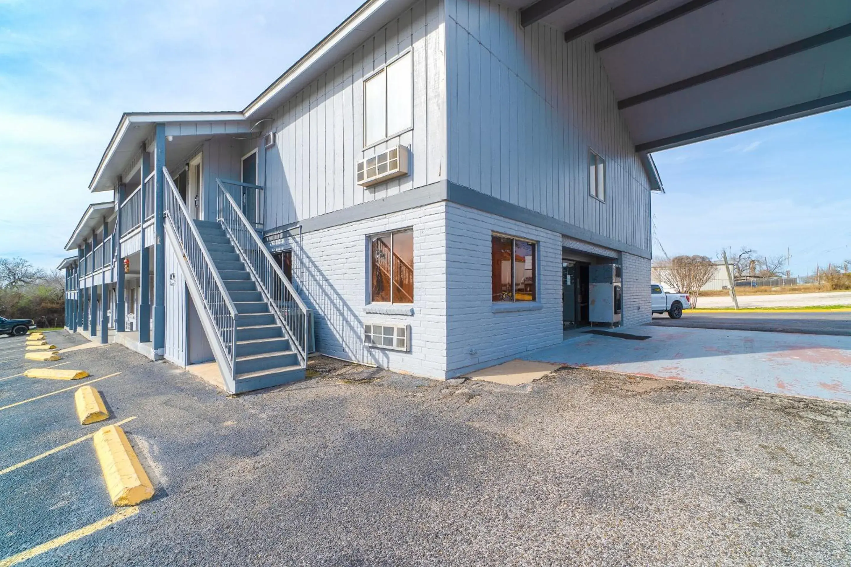 Facade/entrance in Regency Inn Three Rivers I-37 Facade/entrance in Regency Inn Three Rivers I-37
