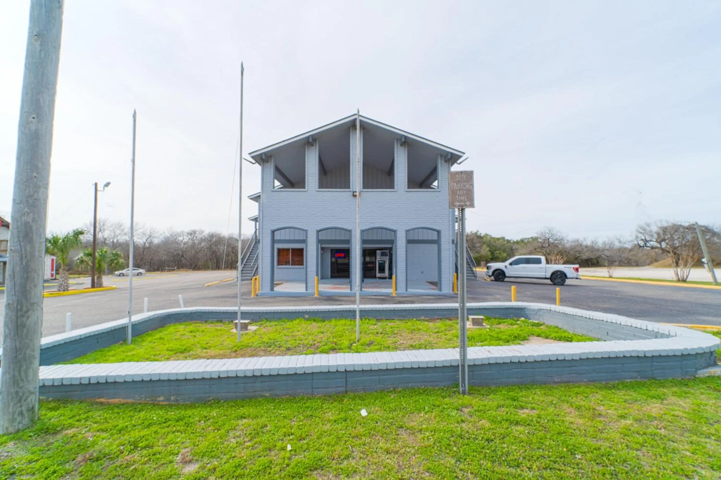 Facade/entrance in Regency Inn Three Rivers I-37