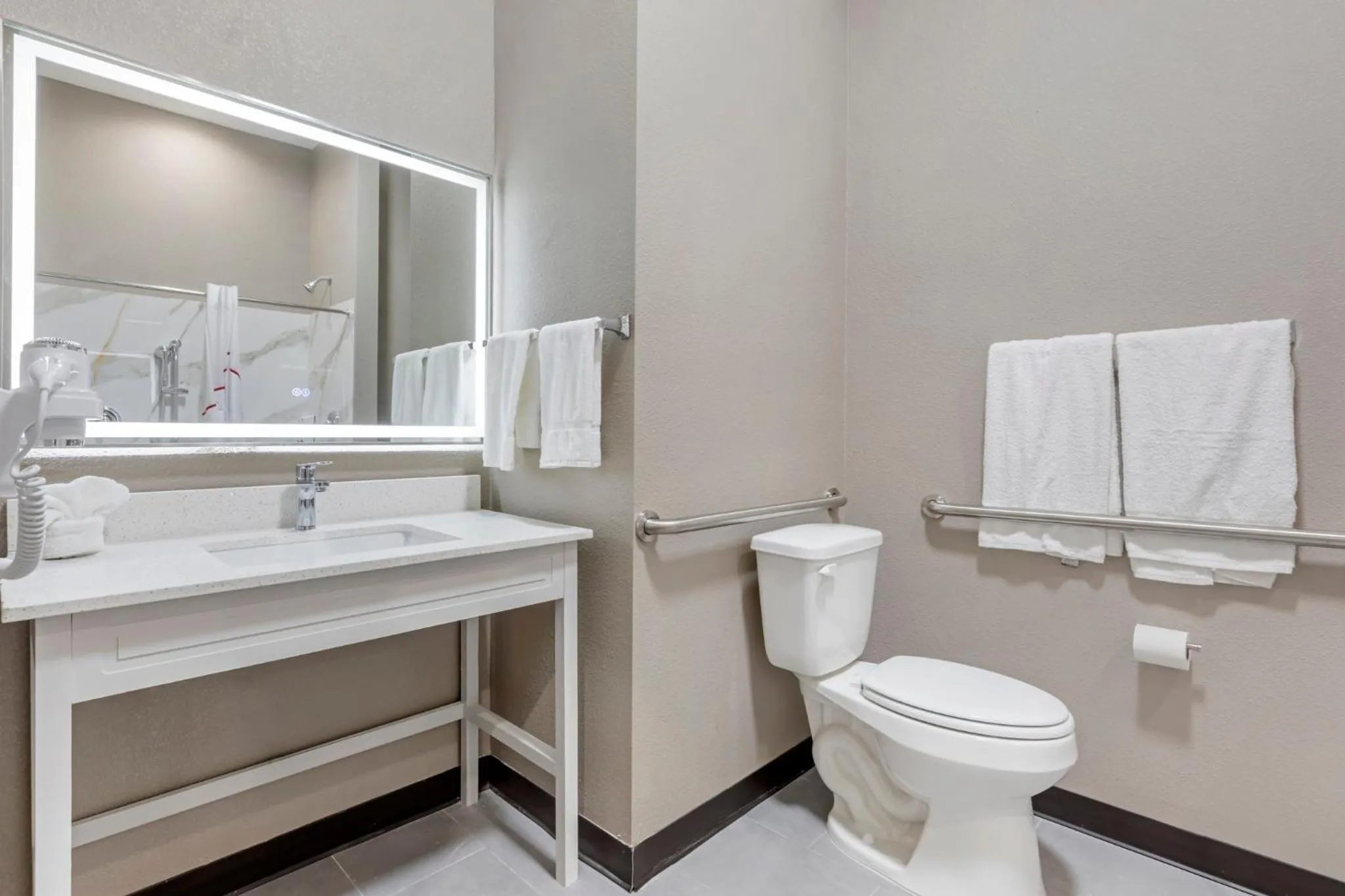 Bathroom in Red Roof Inn Hutchins