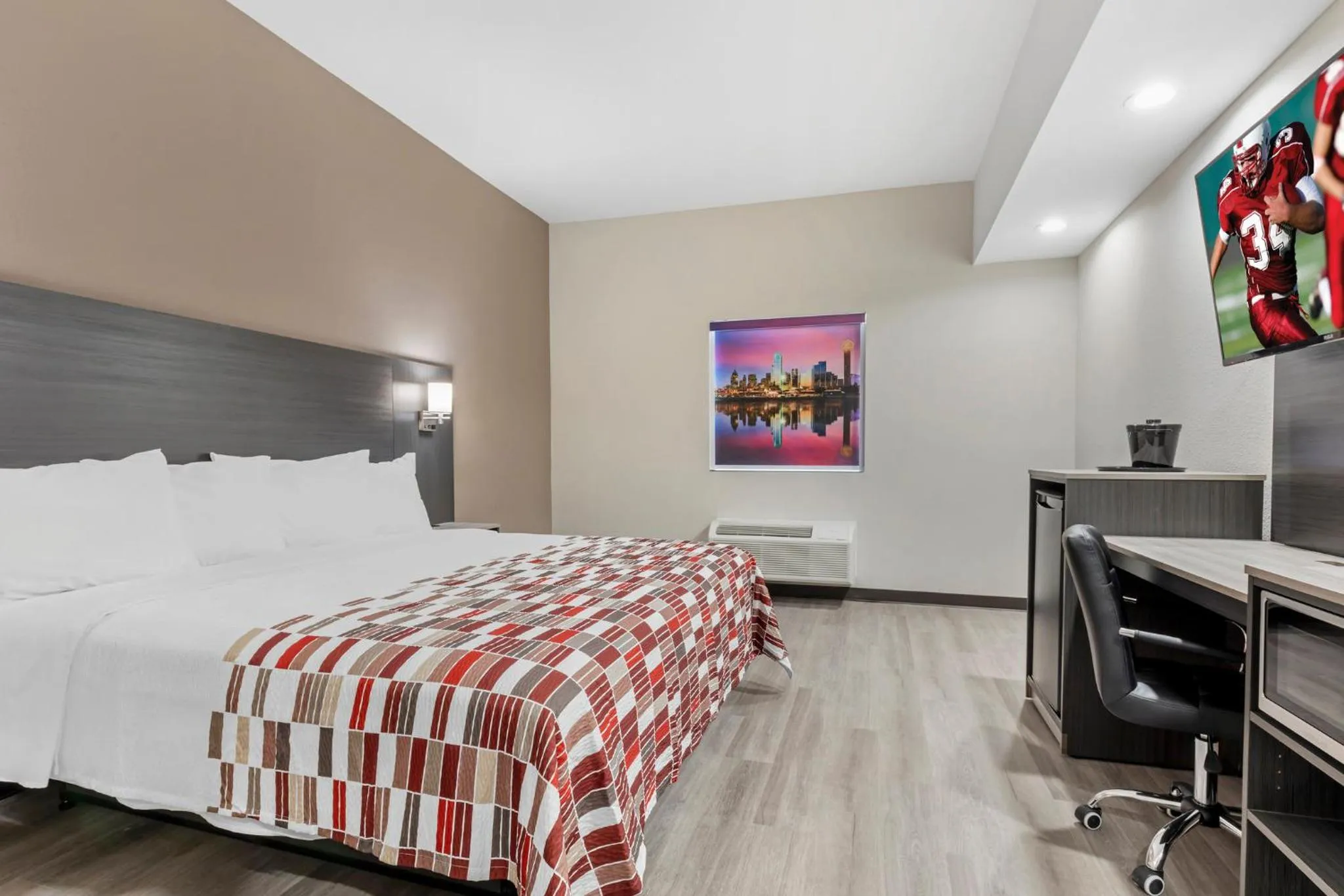 Bedroom, Bed in Red Roof Inn Hutchins