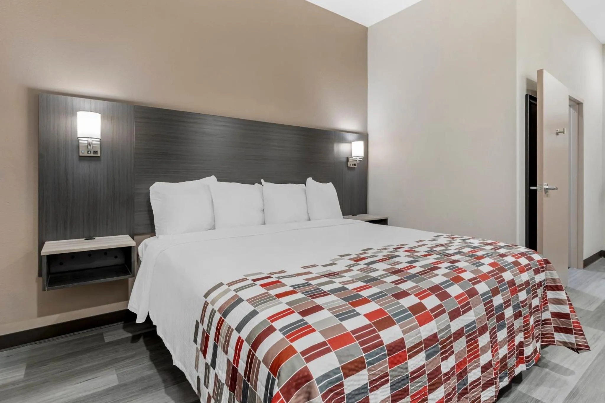 Bedroom, Bed in Red Roof Inn Hutchins