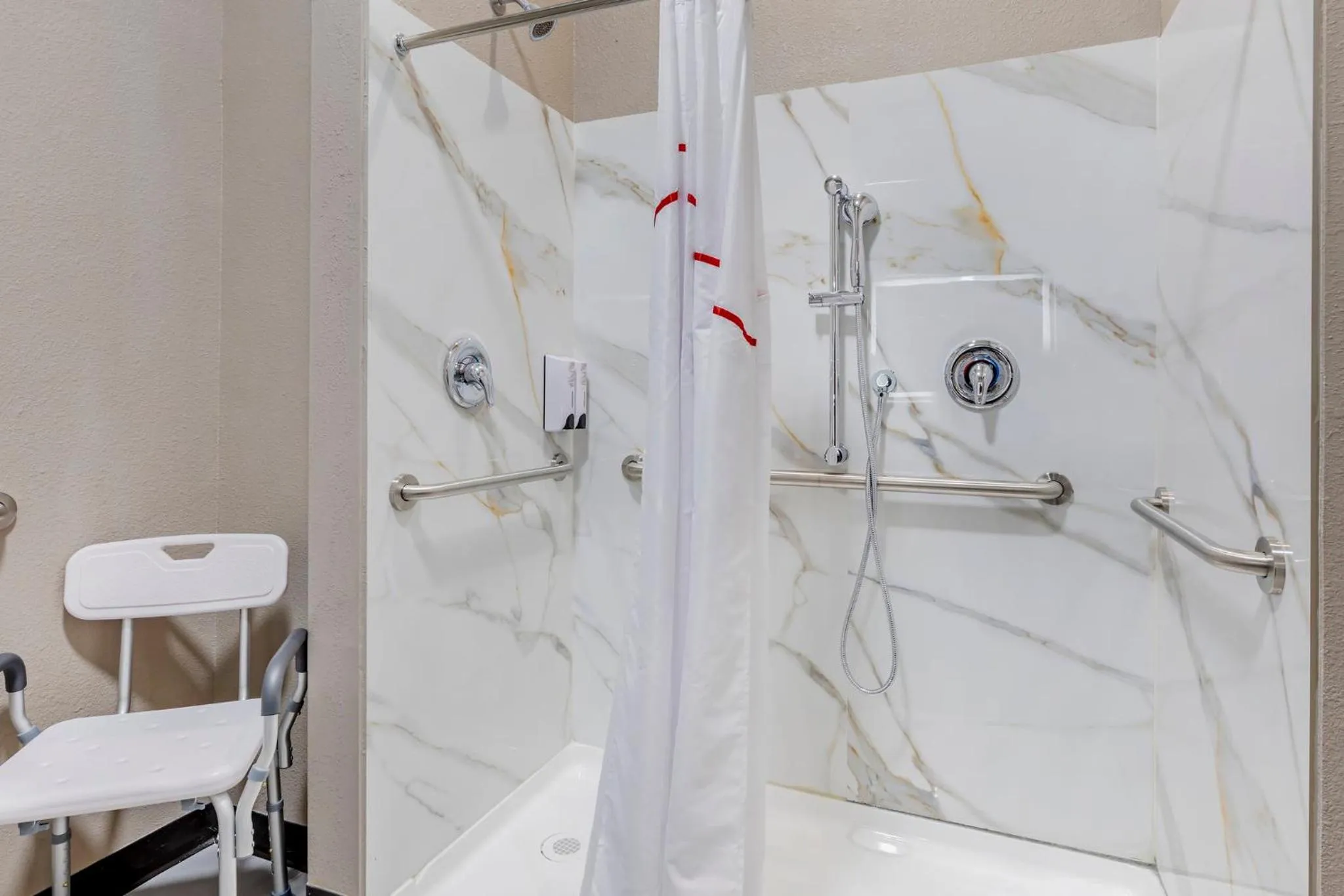 Bathroom in Red Roof Inn Hutchins