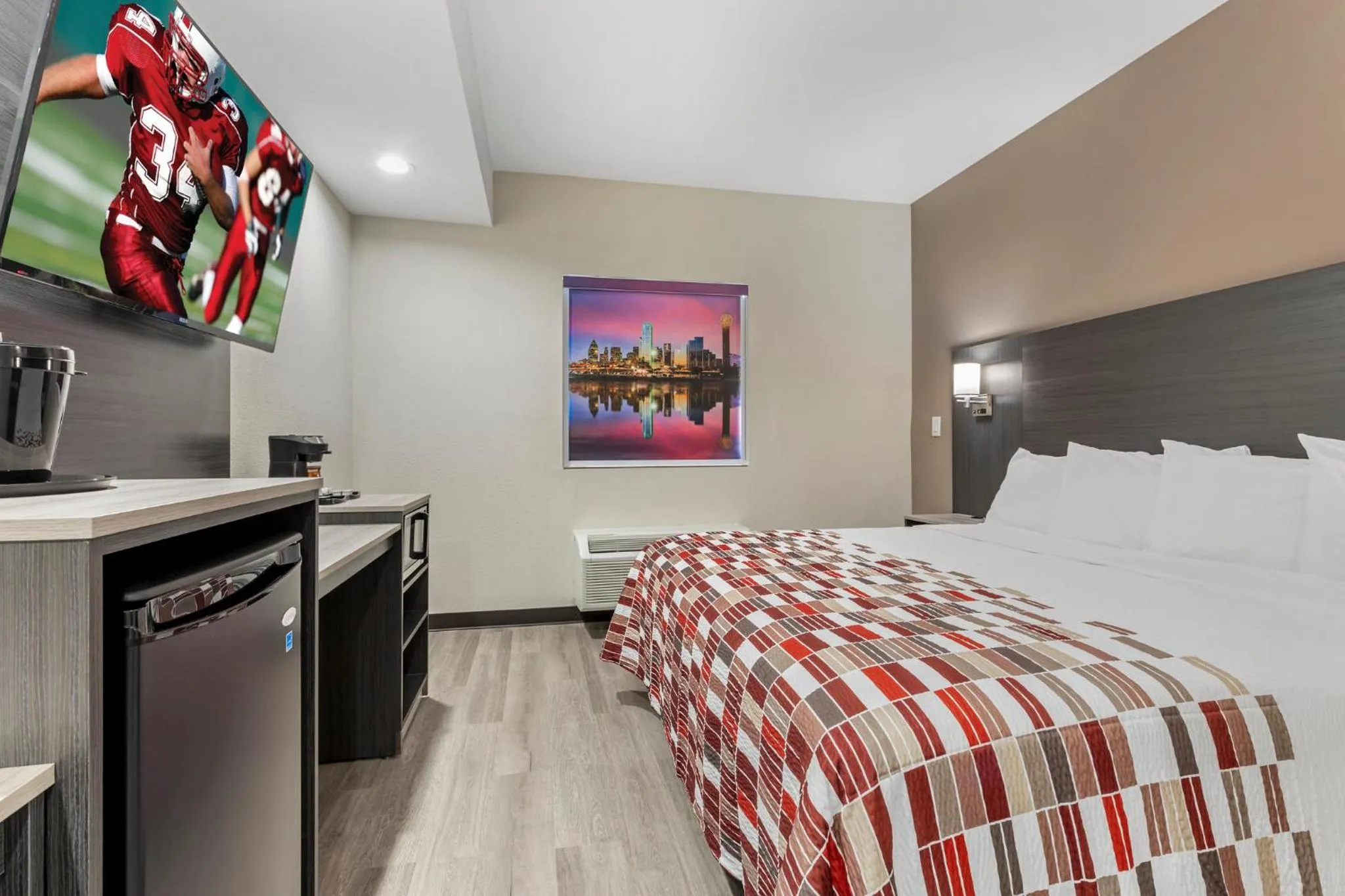 Bedroom, Bed in Red Roof Inn Hutchins