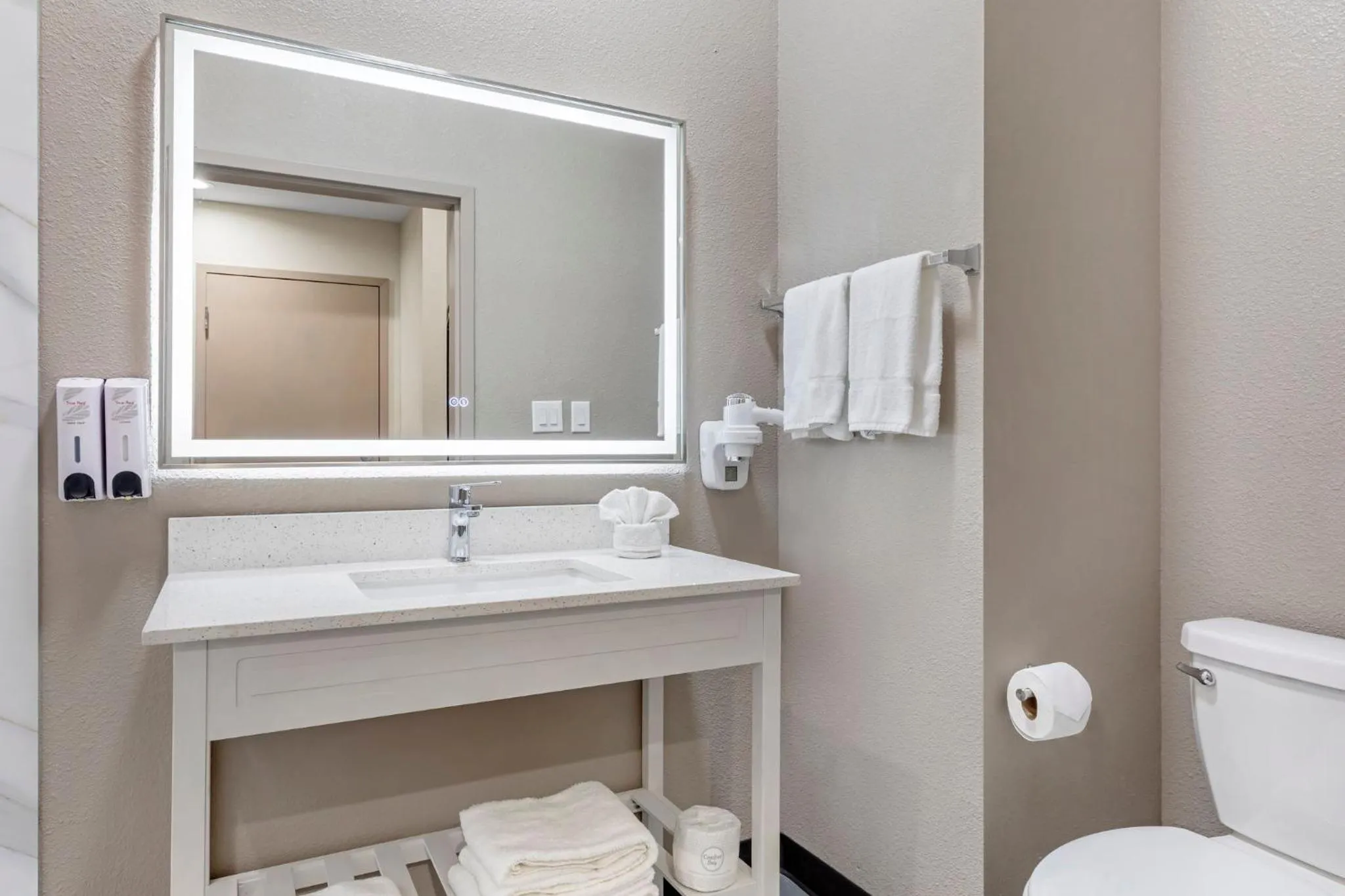 Bathroom in Red Roof Inn Hutchins