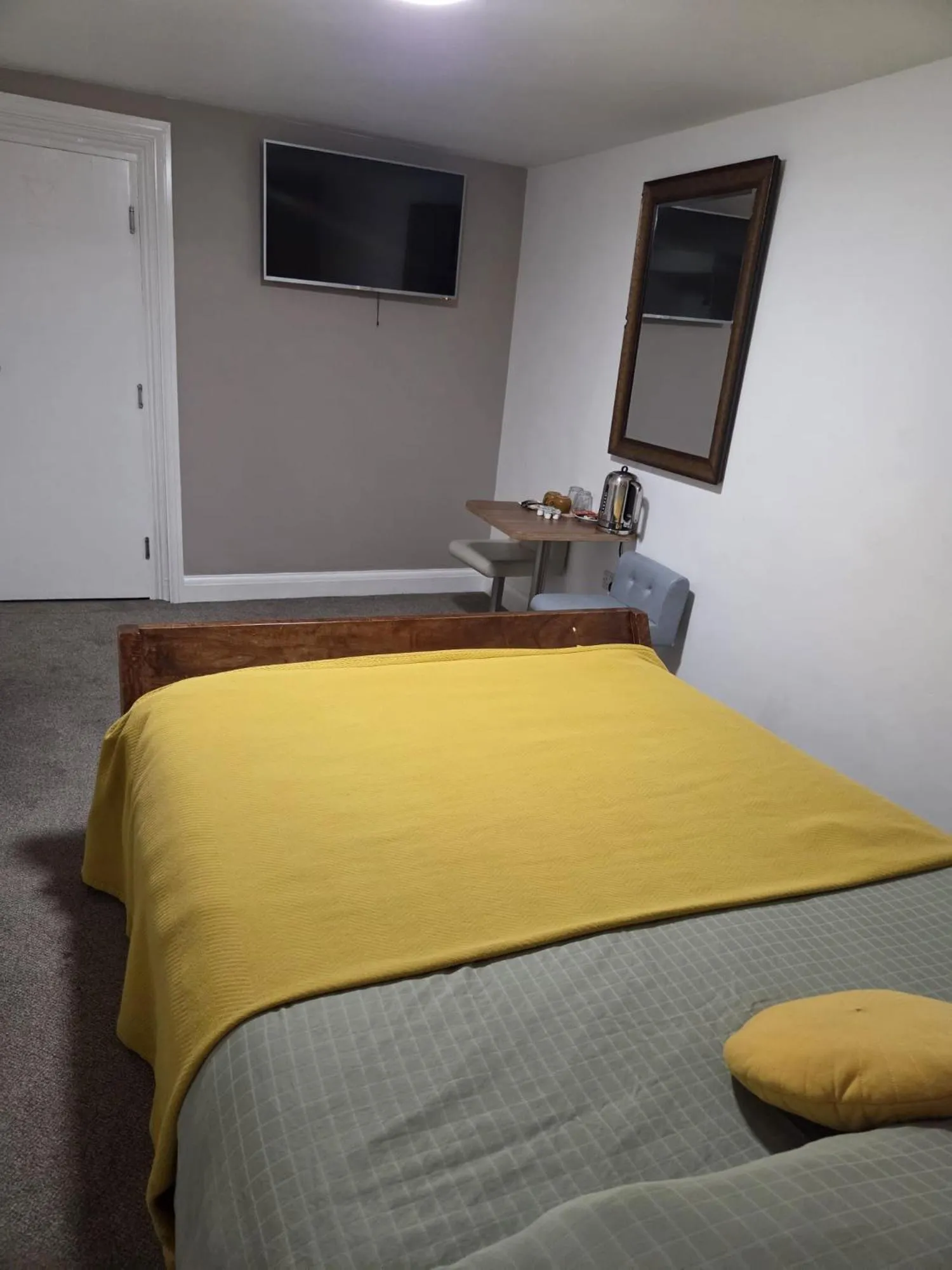 Bed in The Royal Oak Hotel