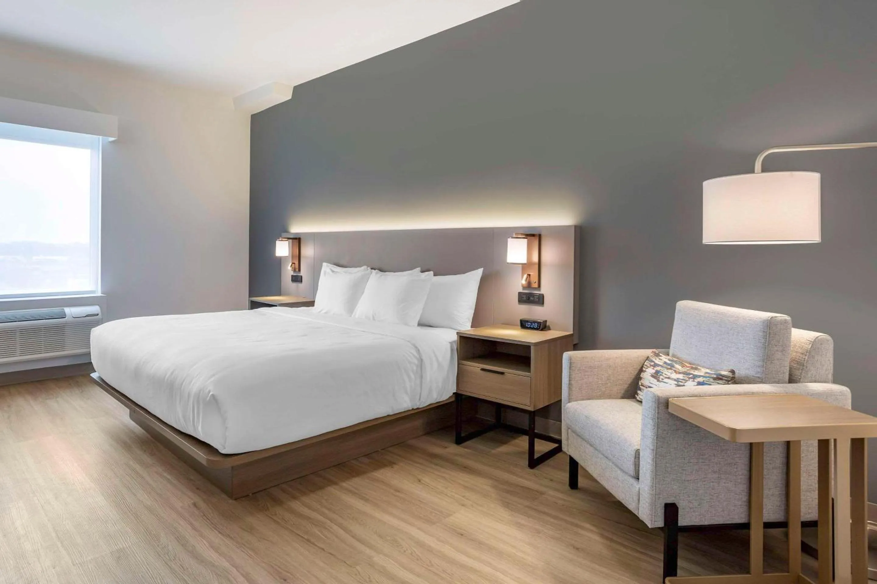 Bedroom, Bed in Comfort Inn & Suites Newark Liberty International Airport