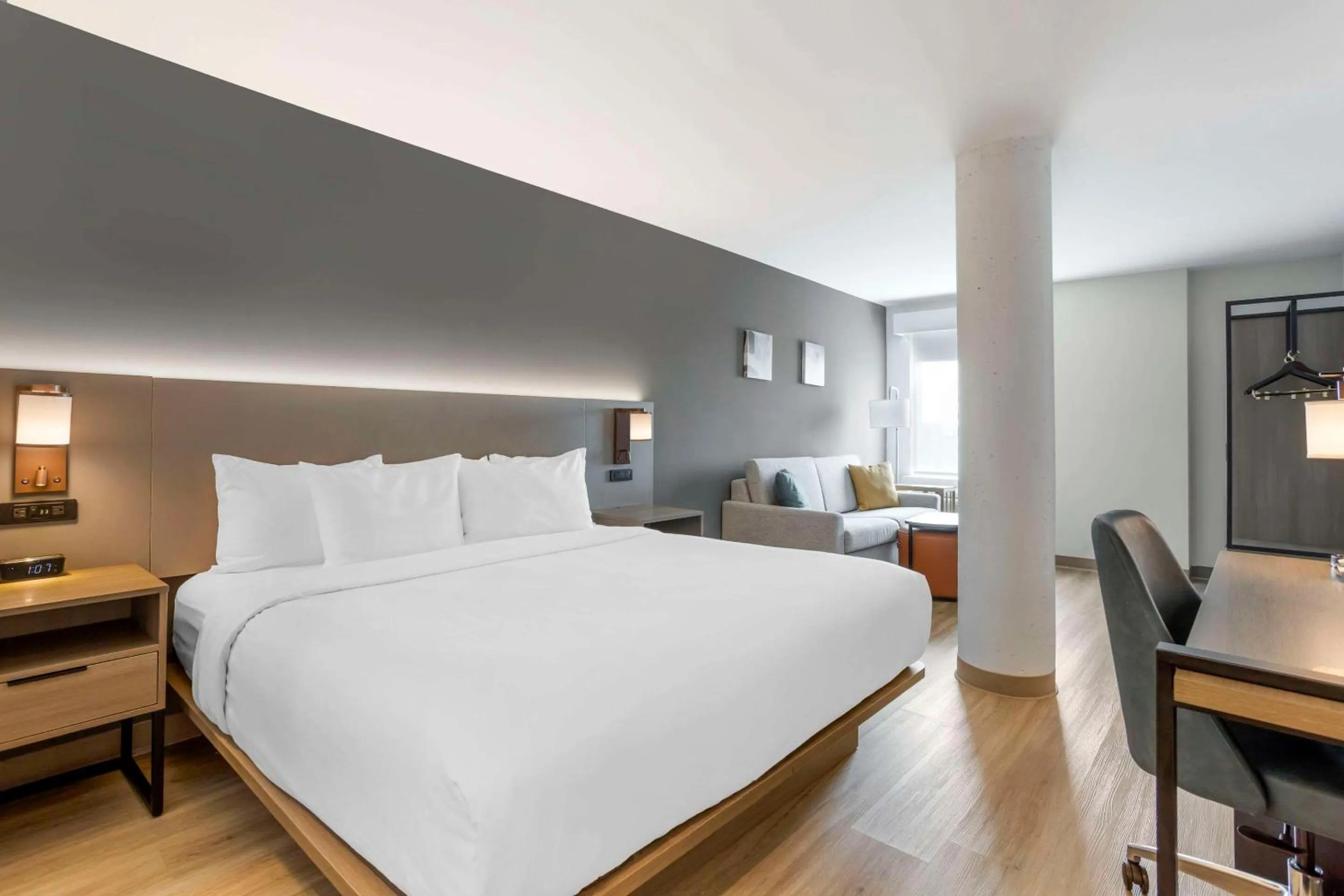 Bedroom, Bed in Comfort Inn & Suites Newark Liberty International Airport