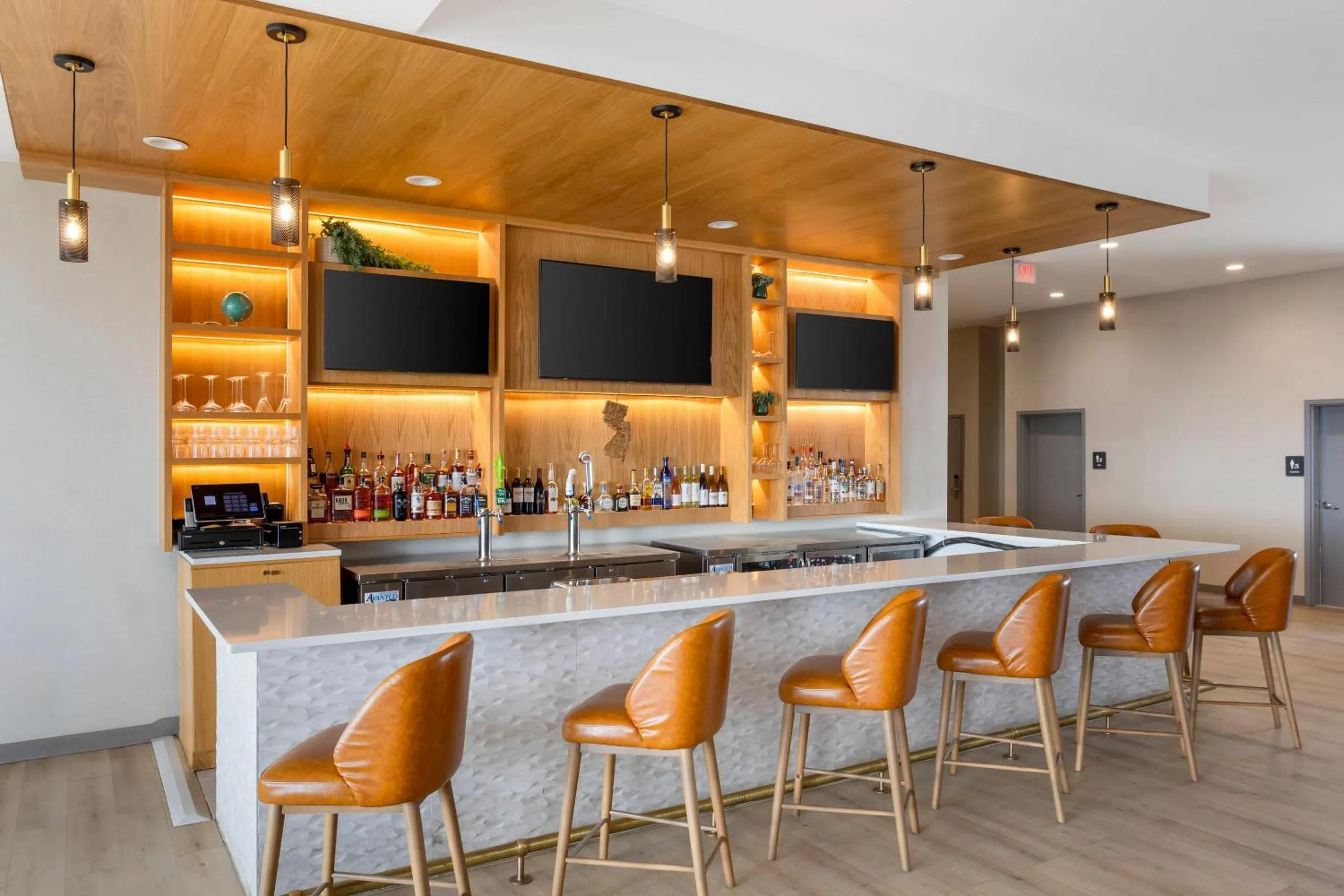 Lounge or bar in Comfort Inn & Suites Newark Liberty International Airport