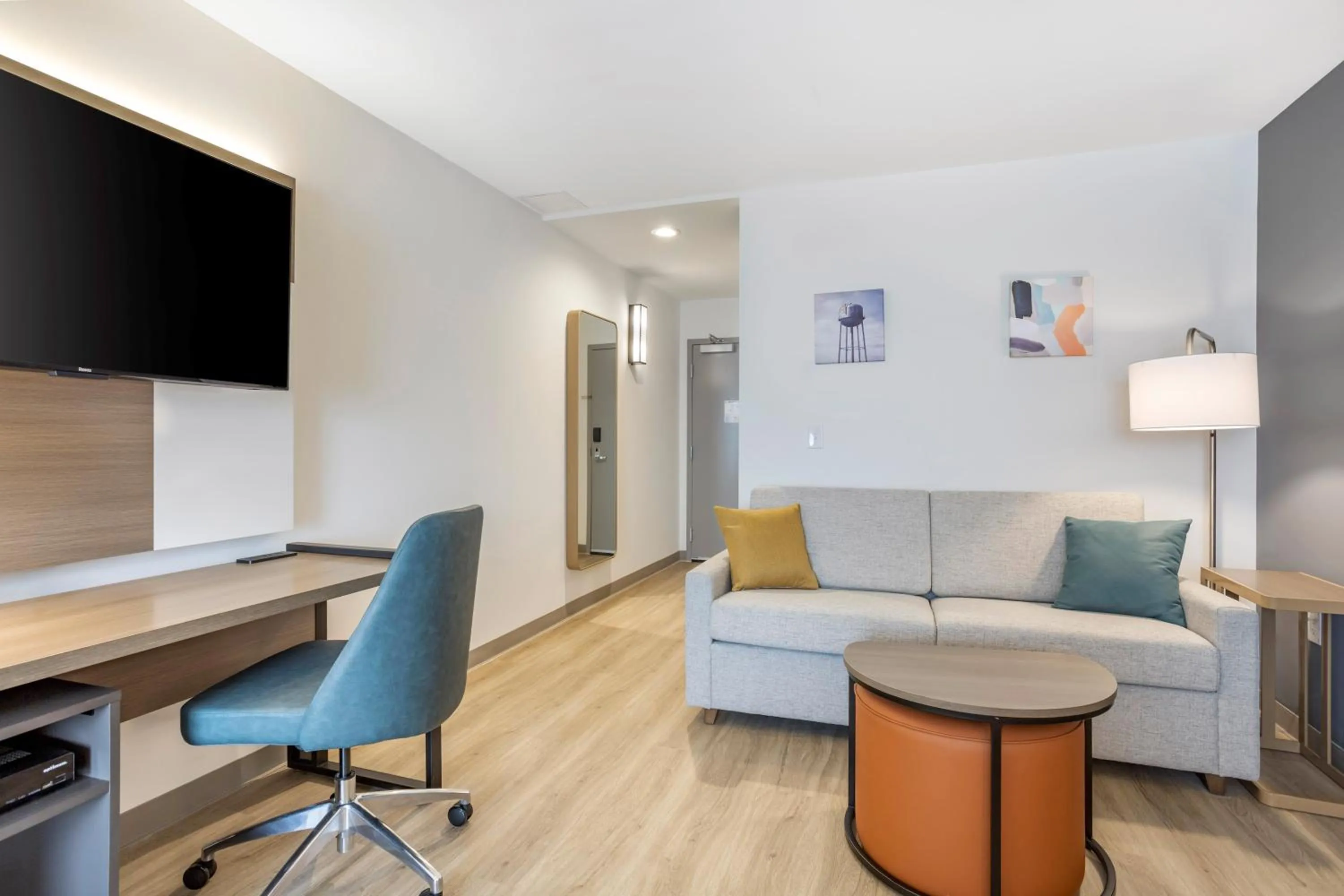 TV and multimedia in Comfort Inn & Suites Newark Liberty International Airport