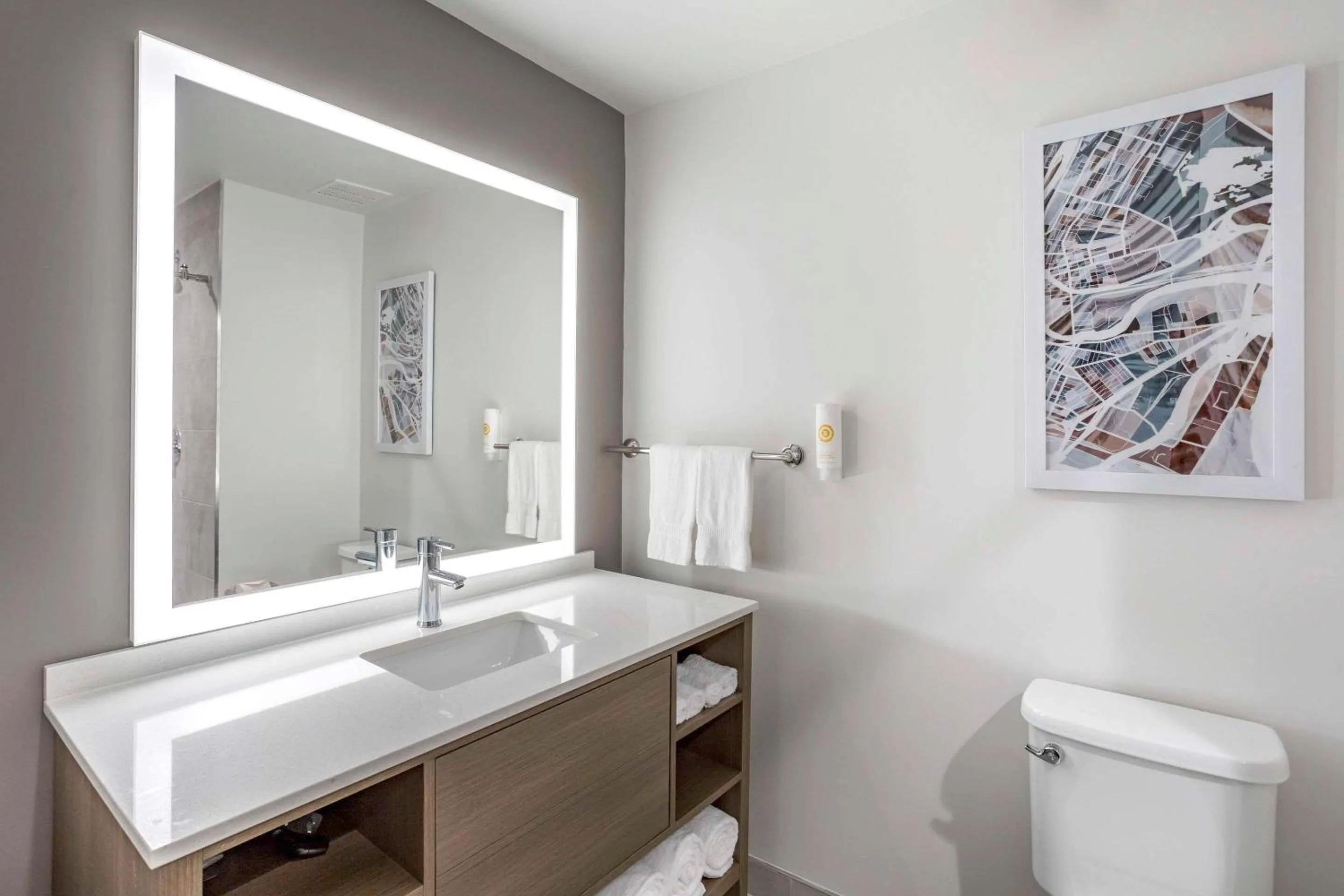 Bedroom in Comfort Inn & Suites Newark Liberty International Airport