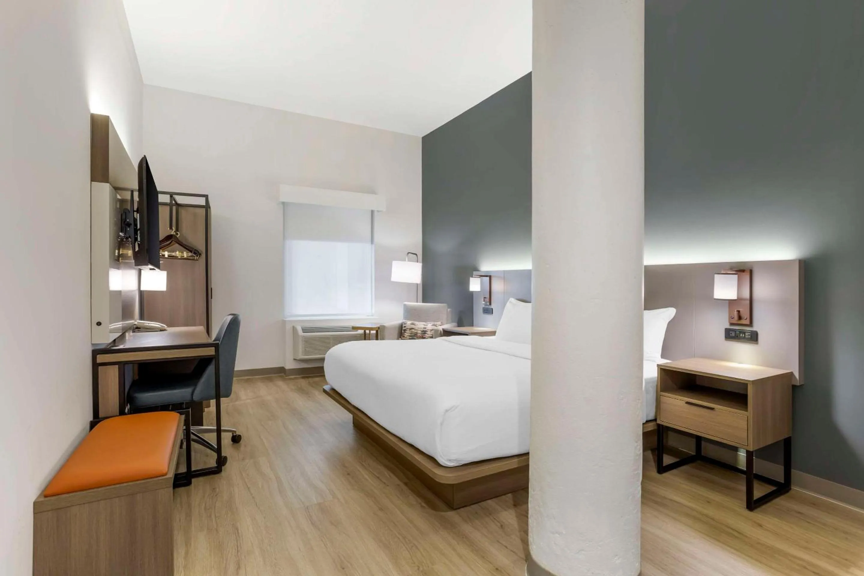 Bedroom, Bed in Comfort Inn & Suites Newark Liberty International Airport