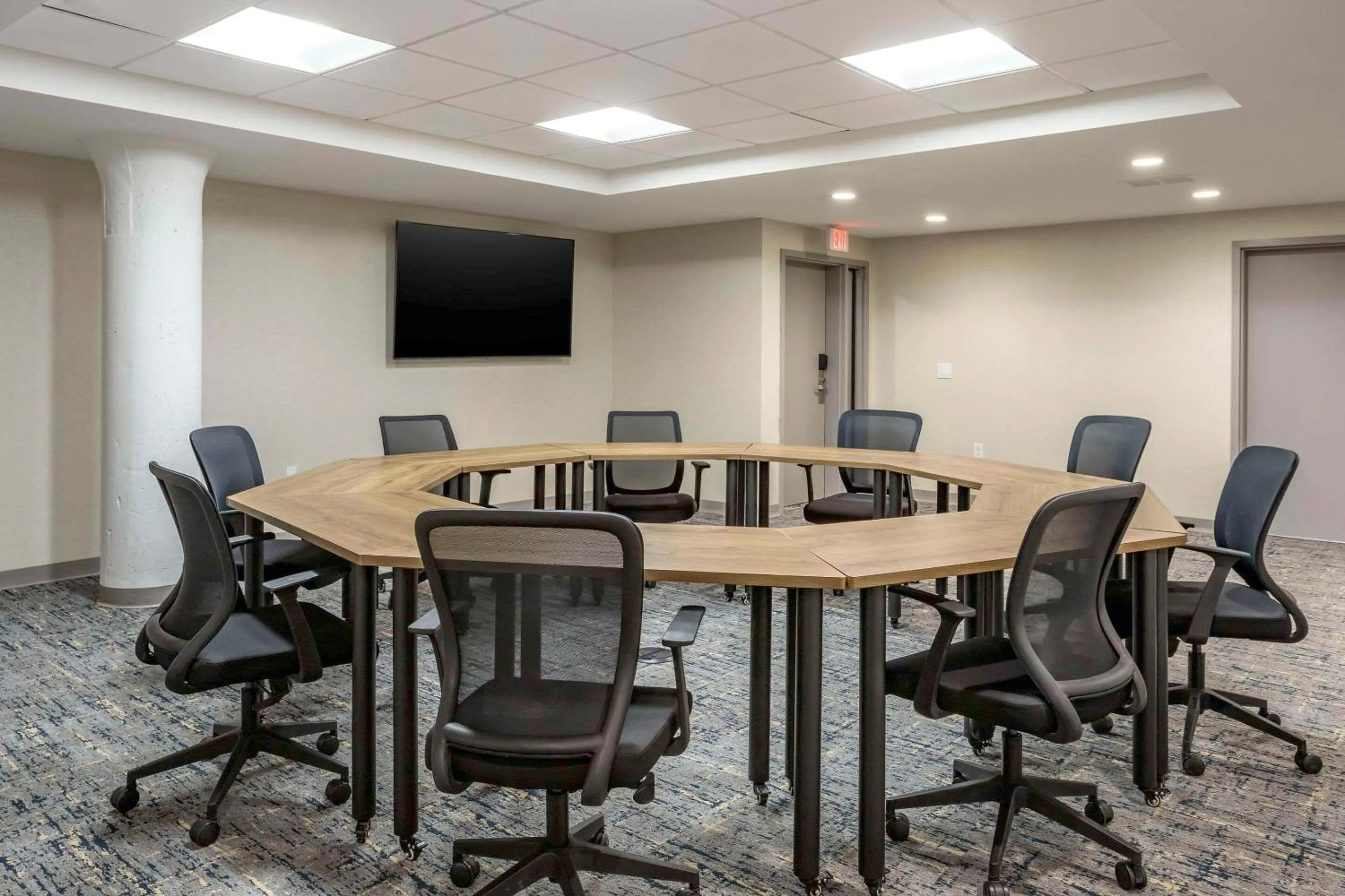 Meeting/conference room in Comfort Inn & Suites Newark Liberty International Airport