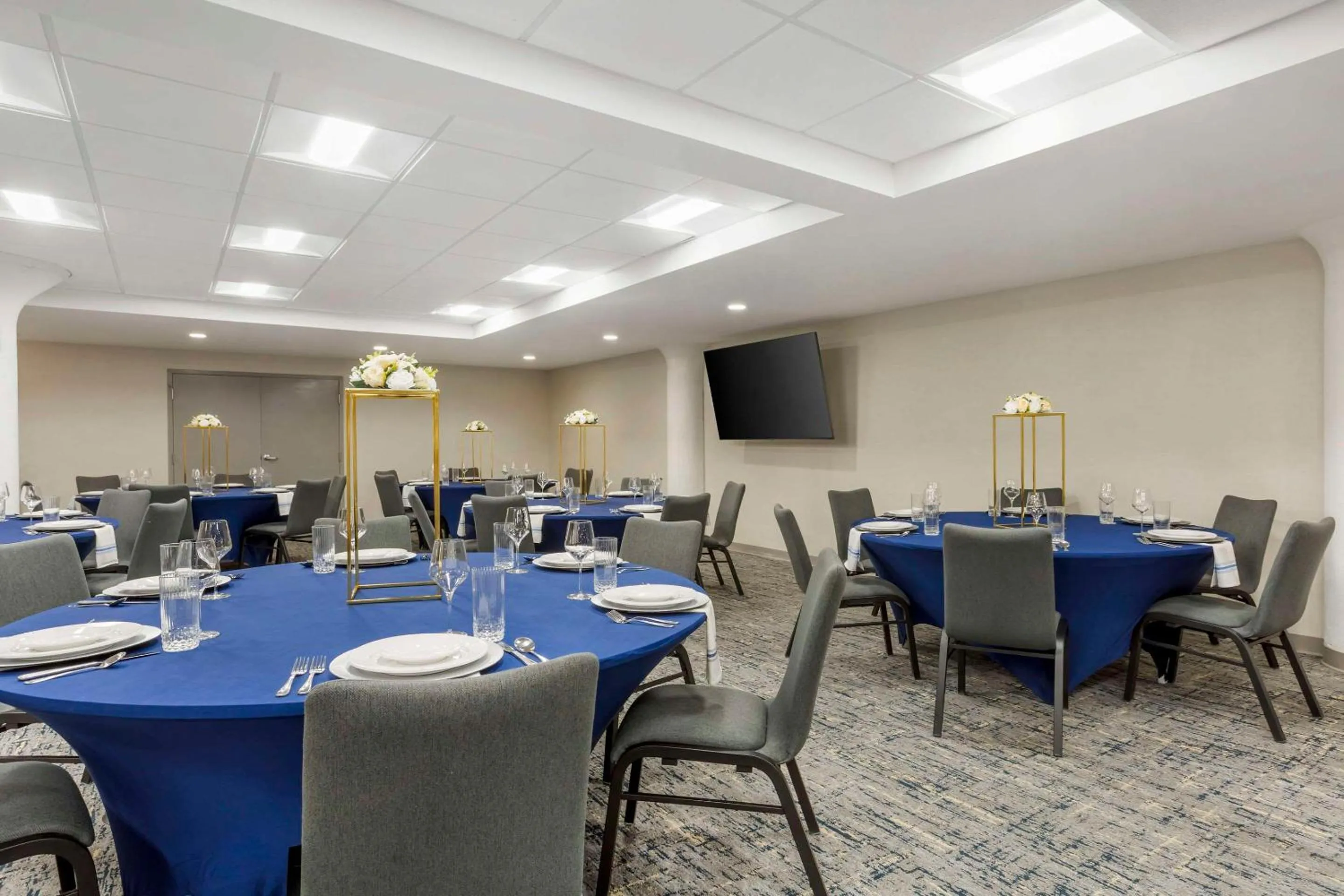 Meeting/conference room in Comfort Inn & Suites Newark Liberty International Airport