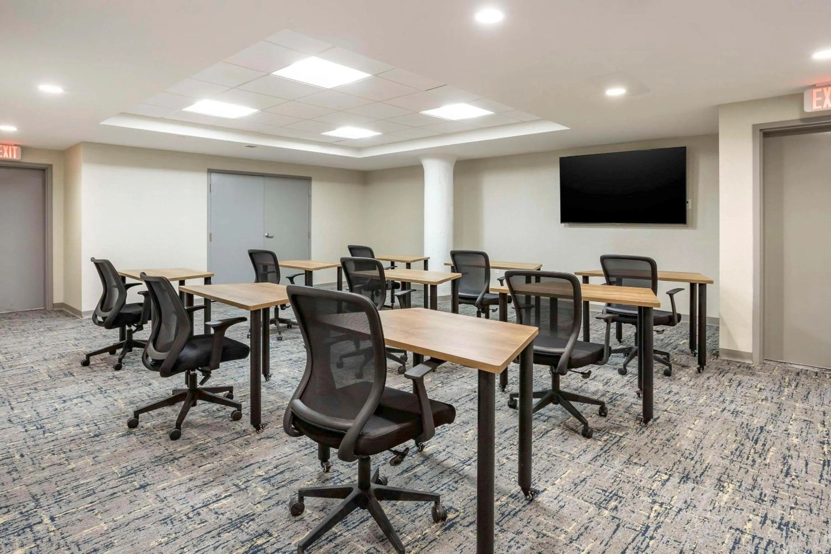 Meeting/conference room in Comfort Inn & Suites Newark Liberty International Airport