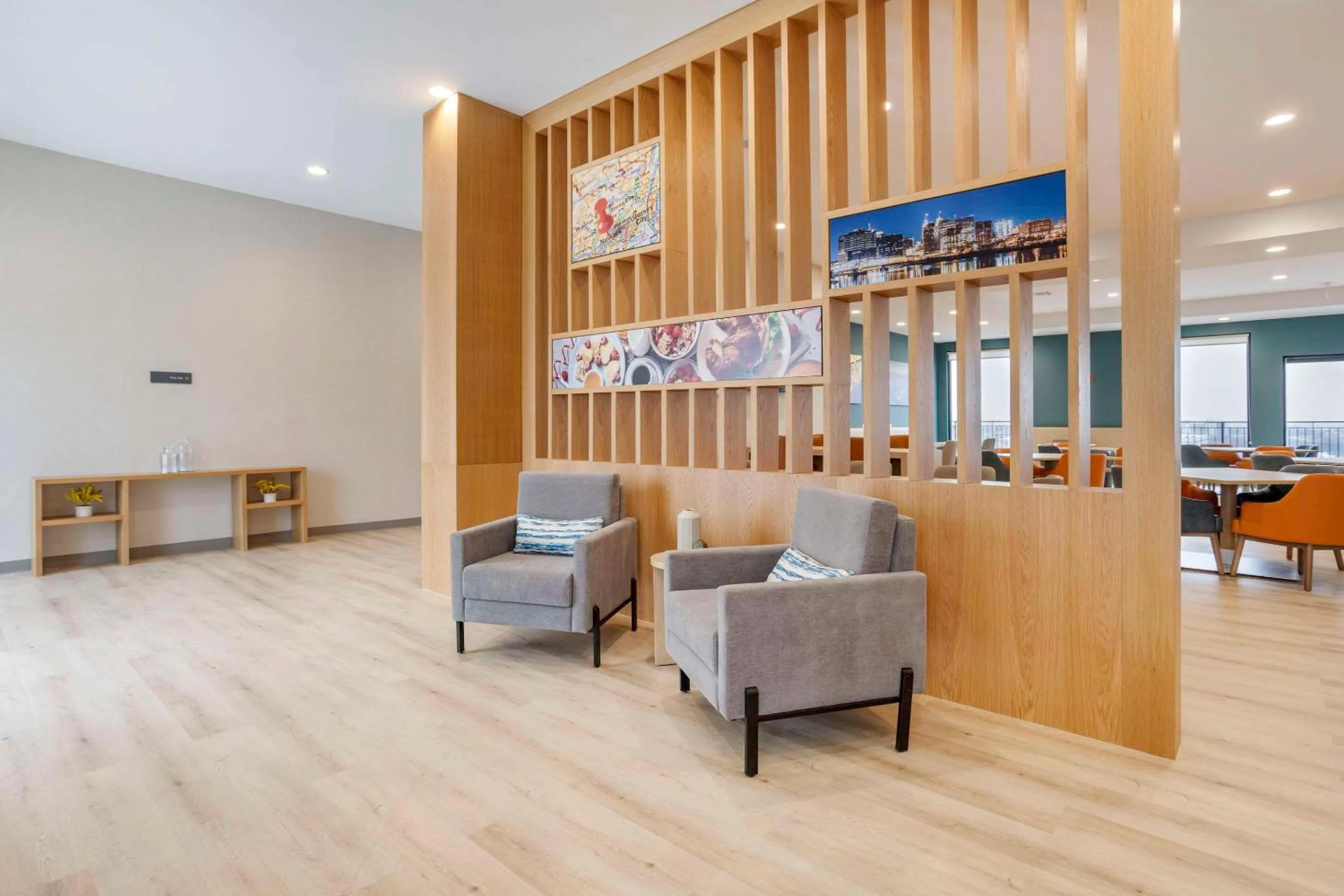 Lounge or bar in Comfort Inn & Suites Newark Liberty International Airport