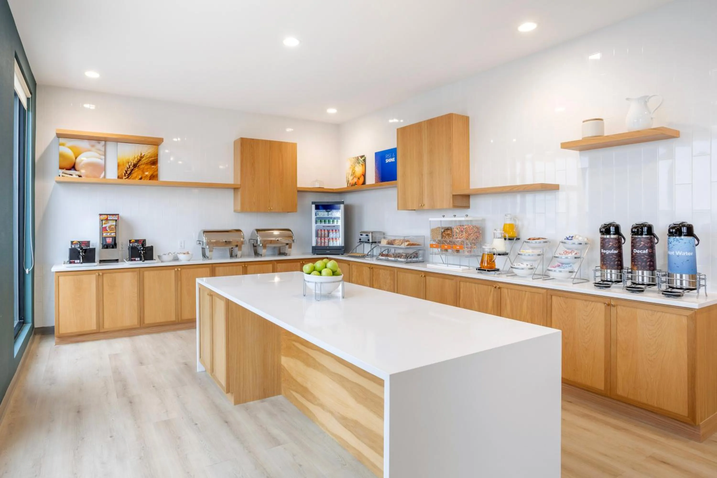 Breakfast in Comfort Inn & Suites Newark Liberty International Airport