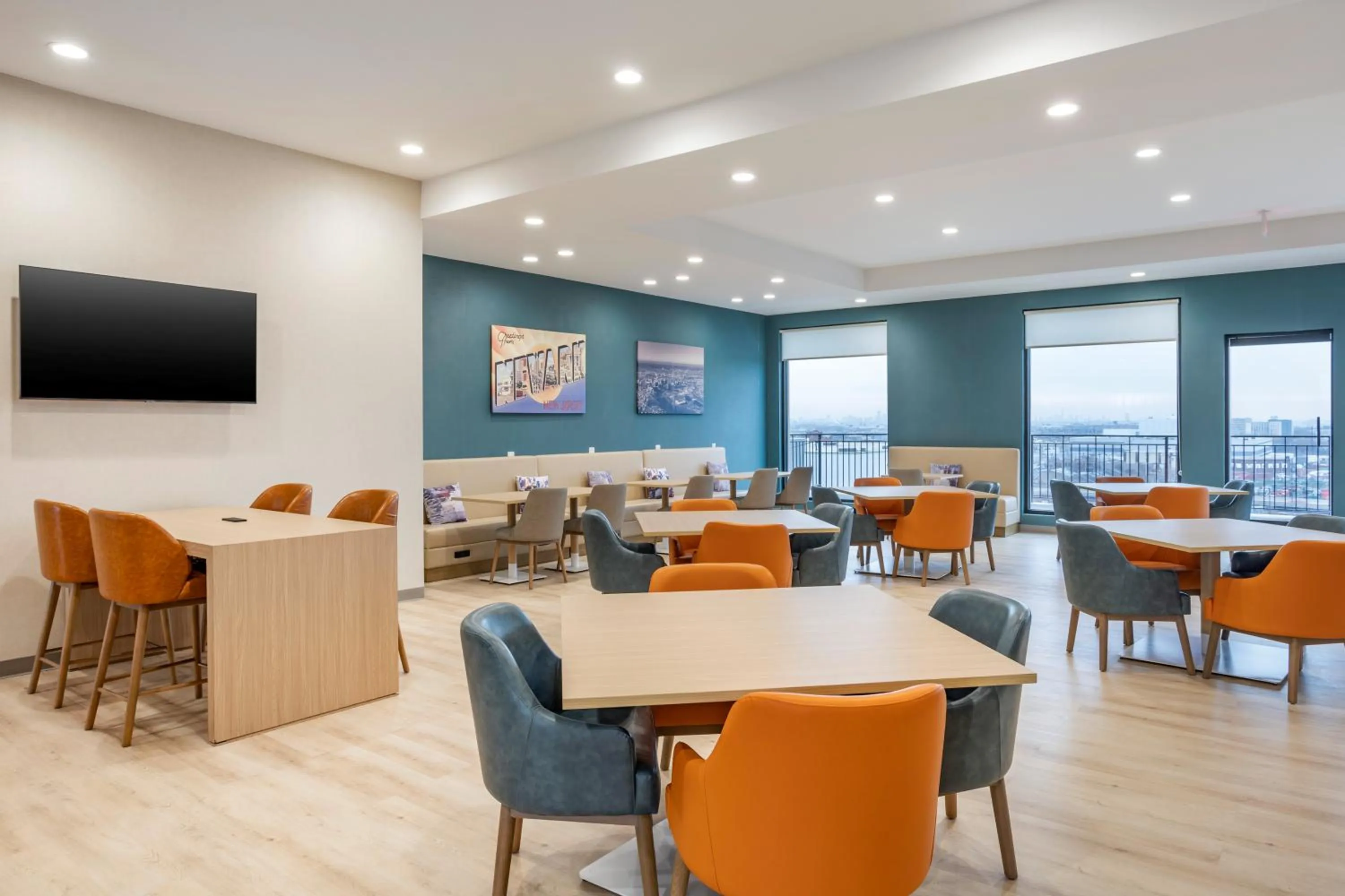 Restaurant/places to eat in Comfort Inn & Suites Newark Liberty International Airport