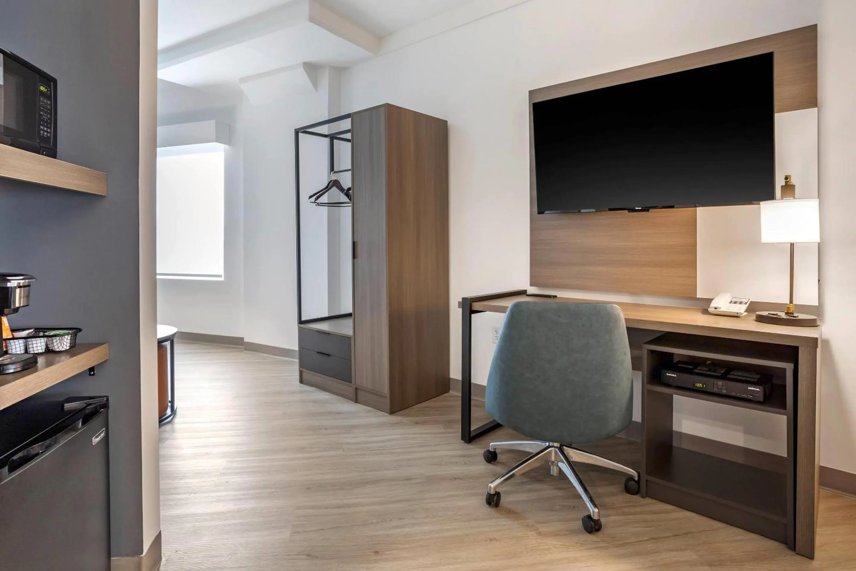 Bedroom in Comfort Inn & Suites Newark Liberty International Airport