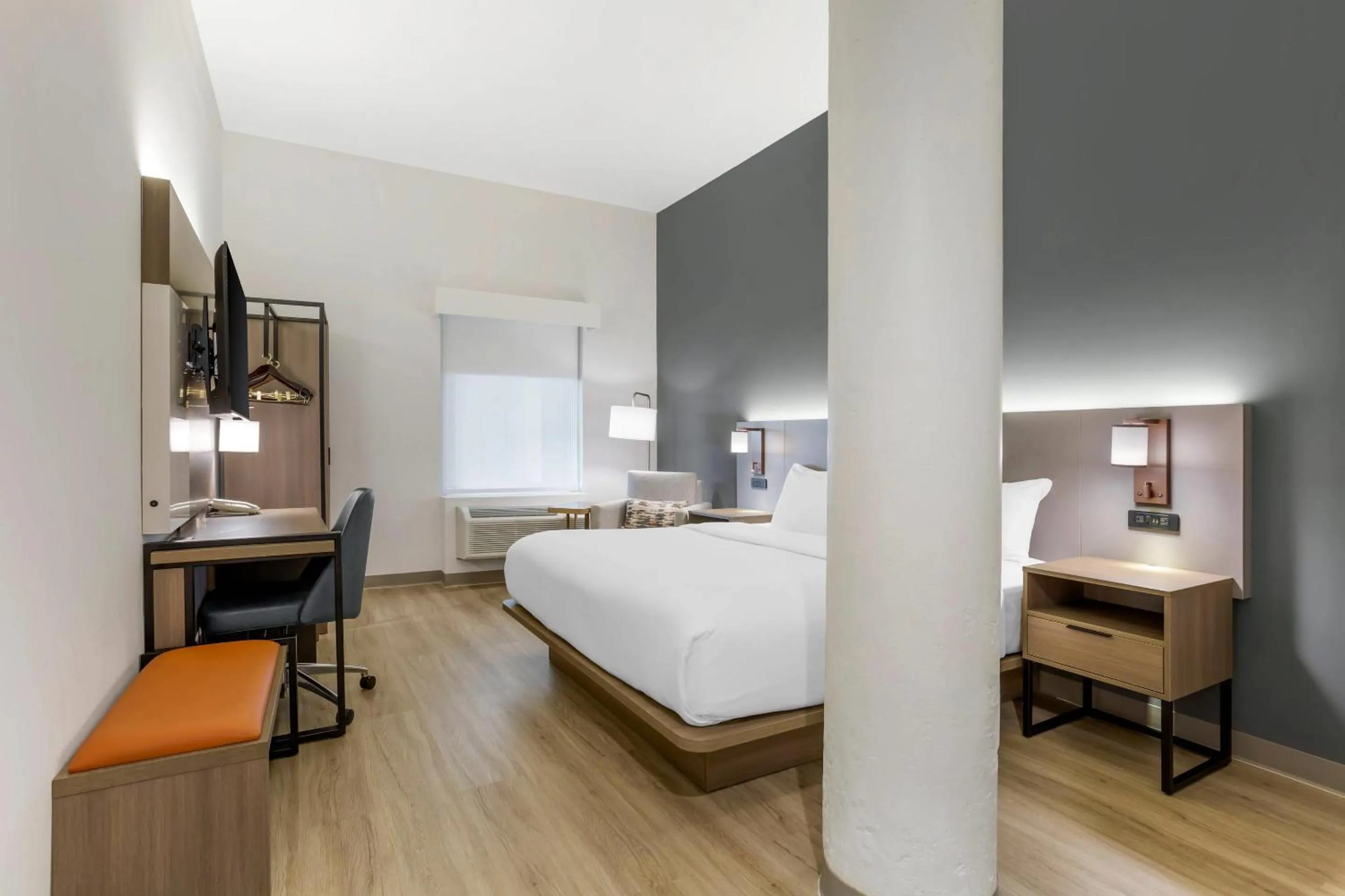 Bedroom, Bed in Comfort Inn & Suites Newark Liberty International Airport