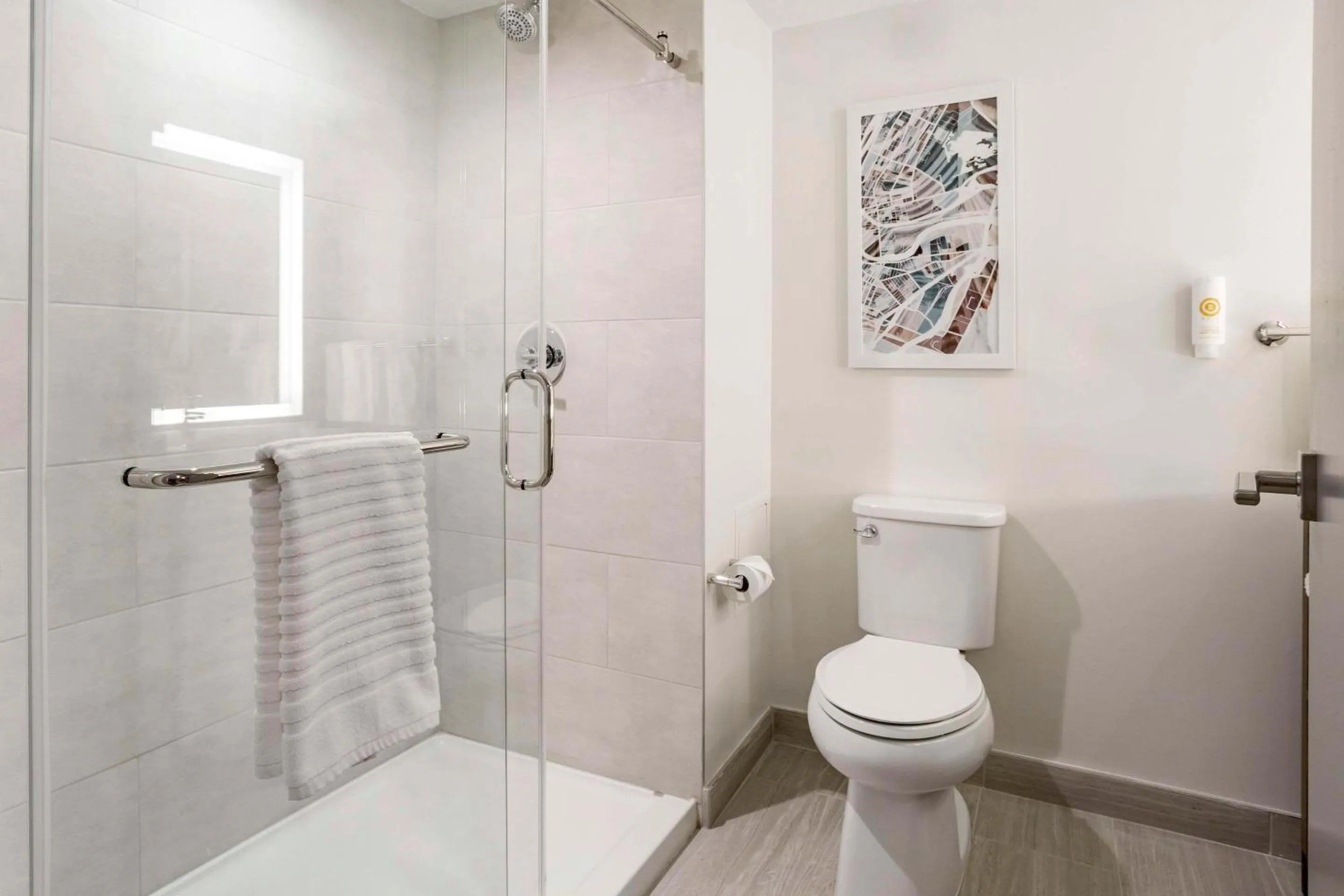 Bedroom in Comfort Inn & Suites Newark Liberty International Airport