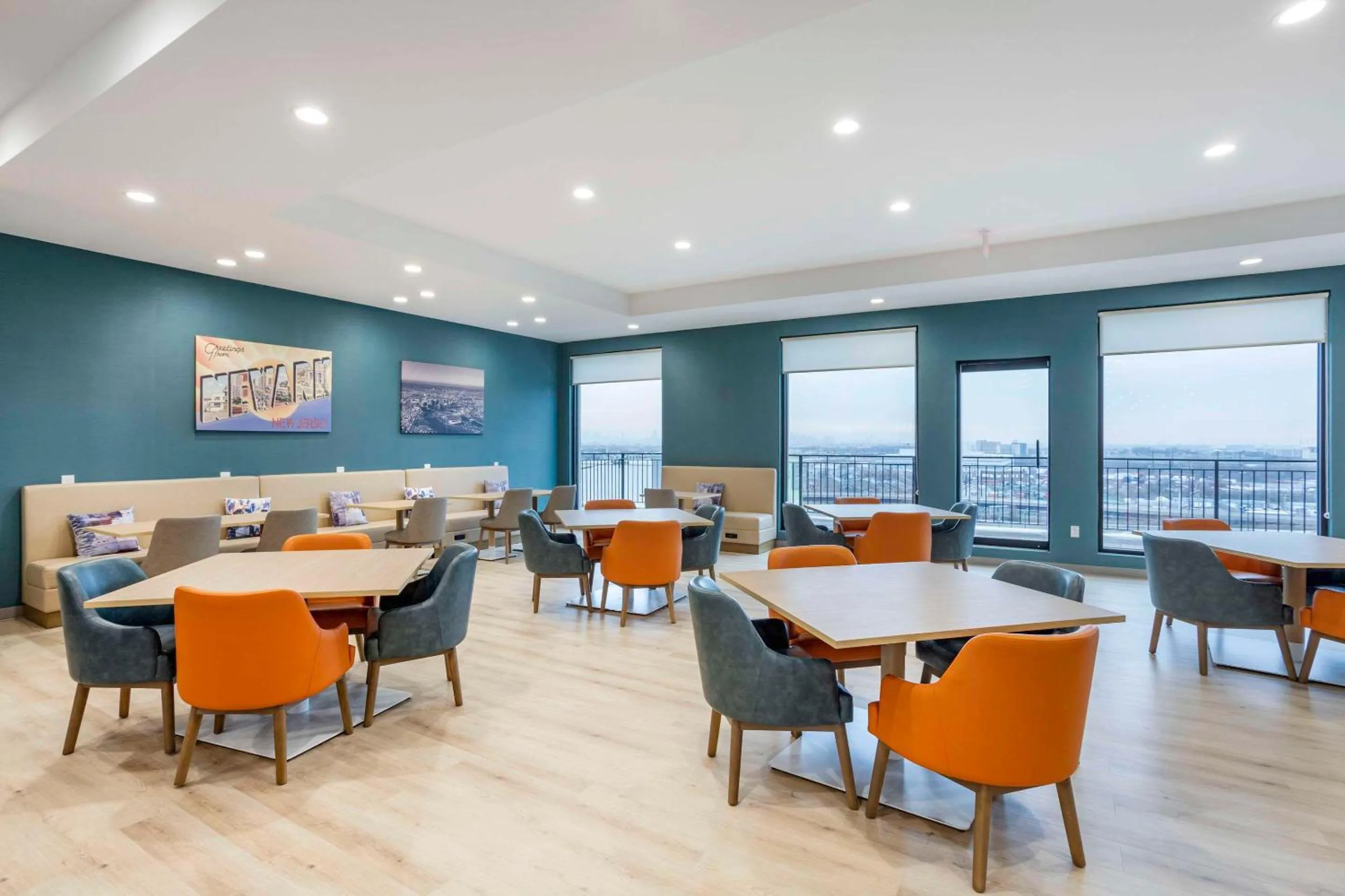 Breakfast in Comfort Inn & Suites Newark Liberty International Airport