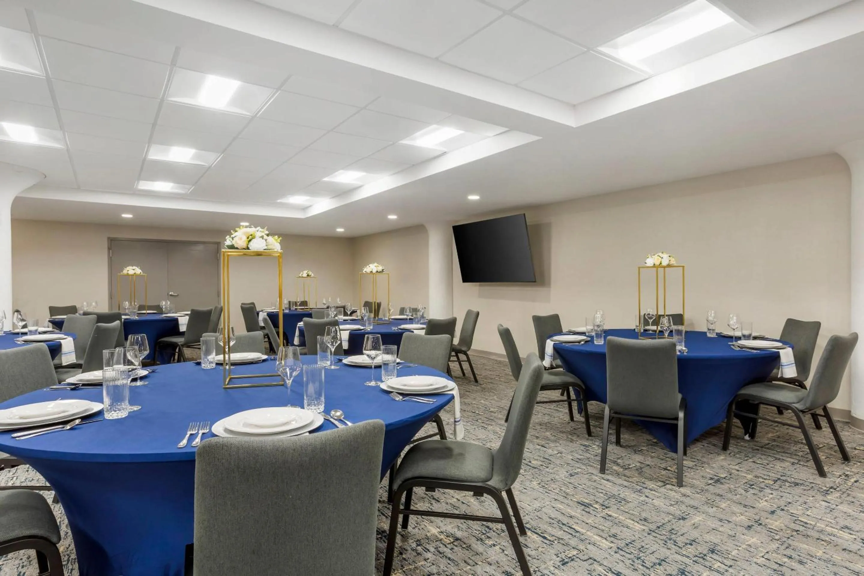 Meeting/conference room in Comfort Inn & Suites Newark Liberty International Airport