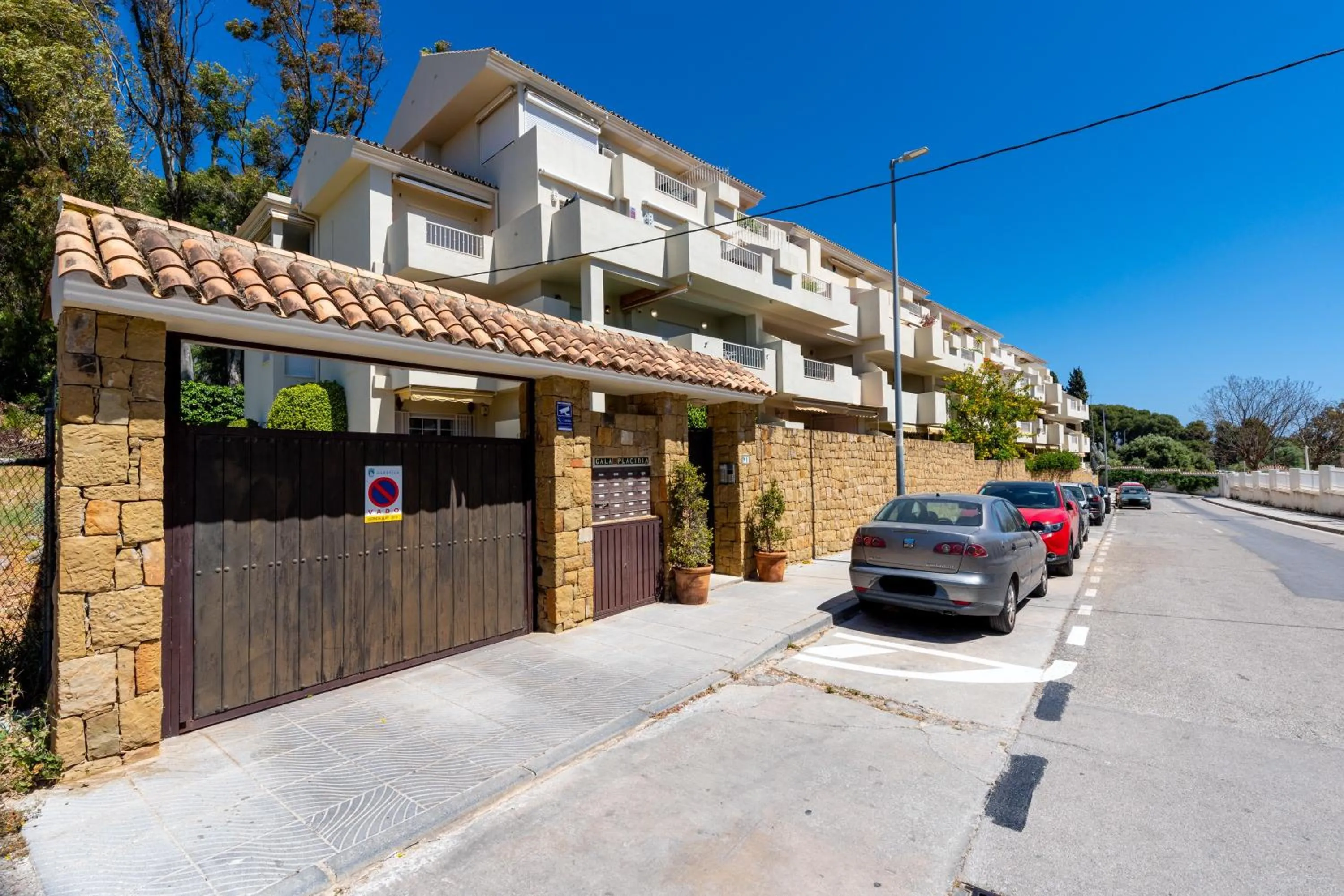 Property building in Spectacular Penthouse Puente Romano