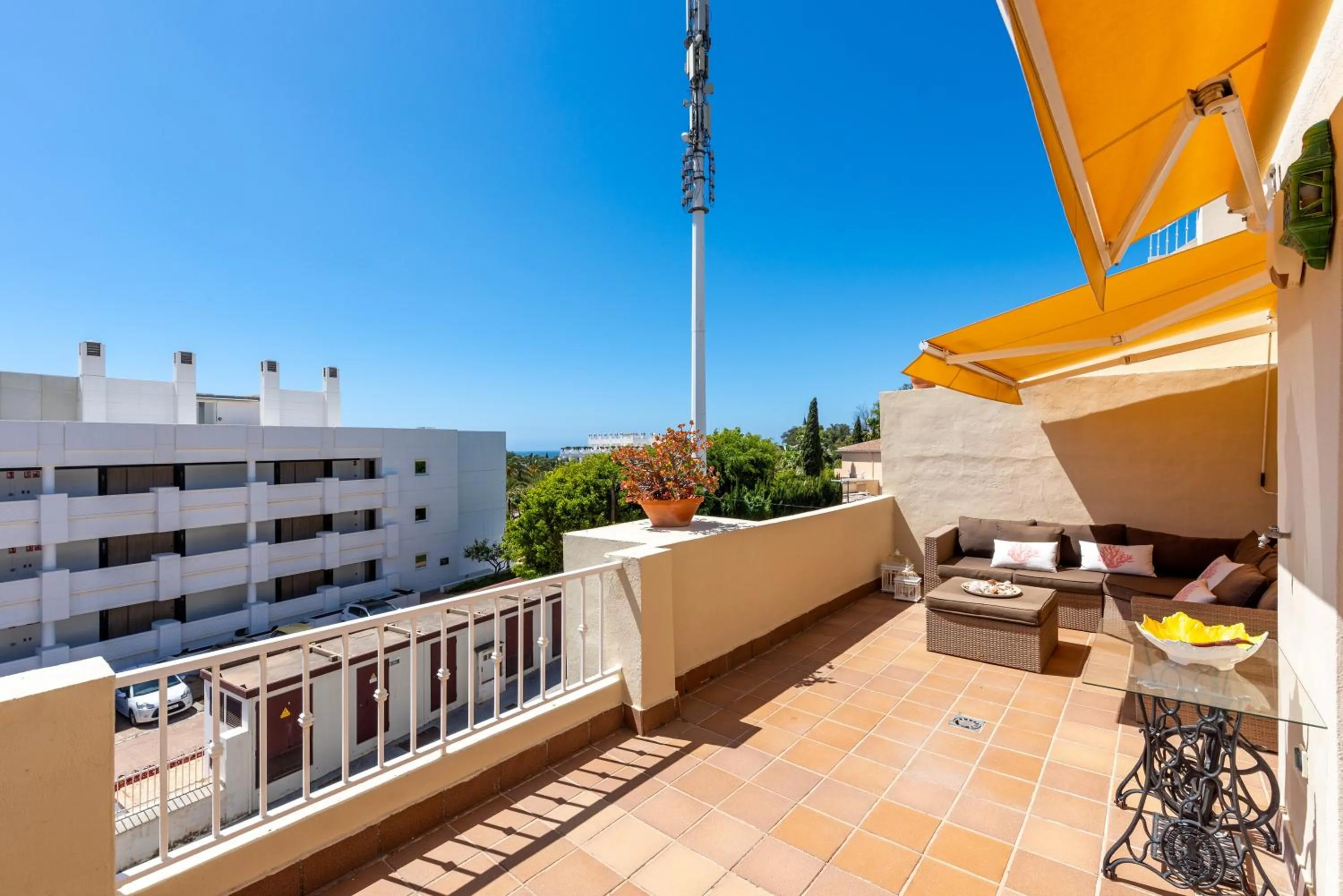 Property building in Spectacular Penthouse Puente Romano