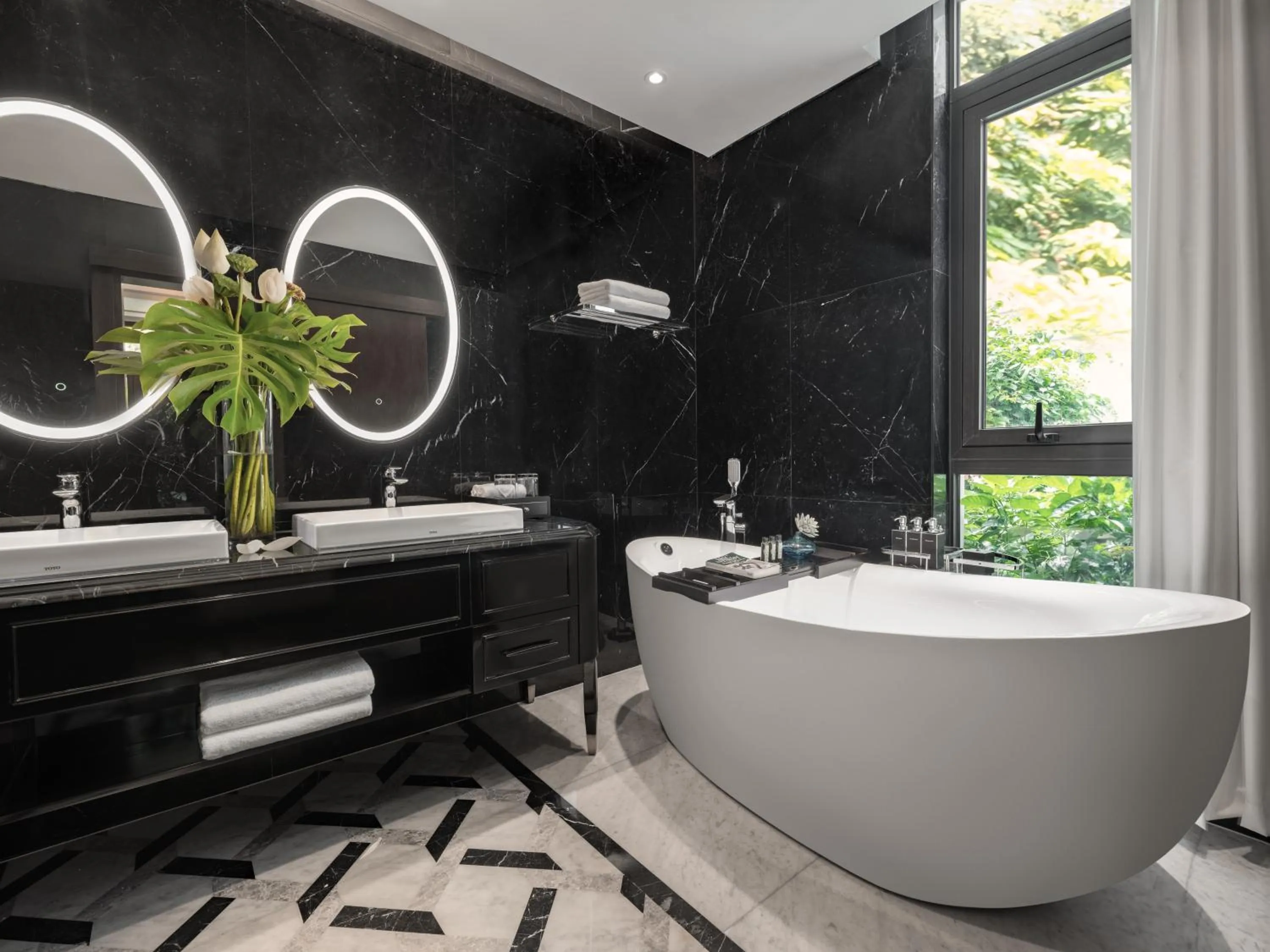 Bath in Elegant Mansion 88