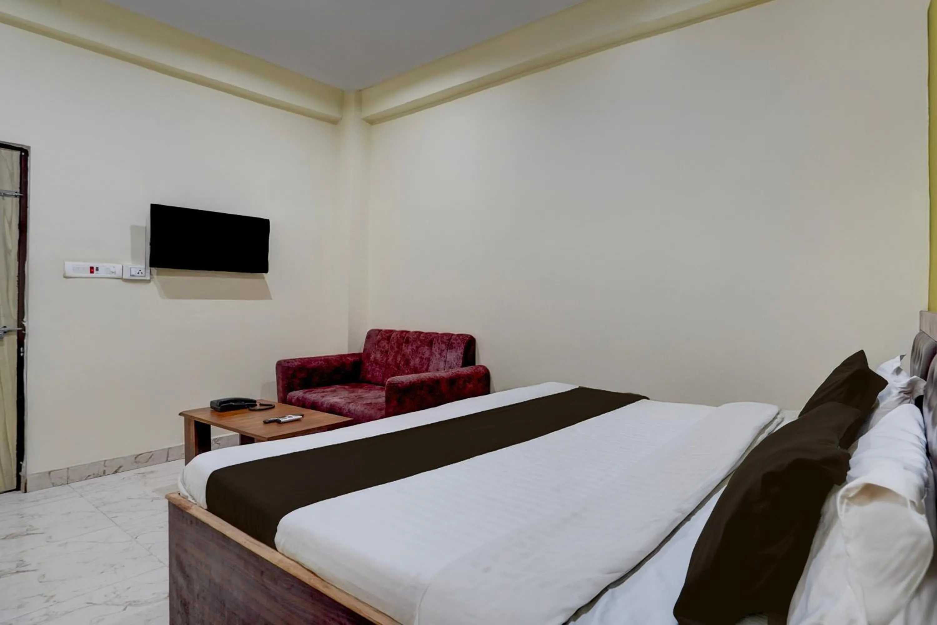 Bedroom, Bed in Super Hotel O Samne Ghat