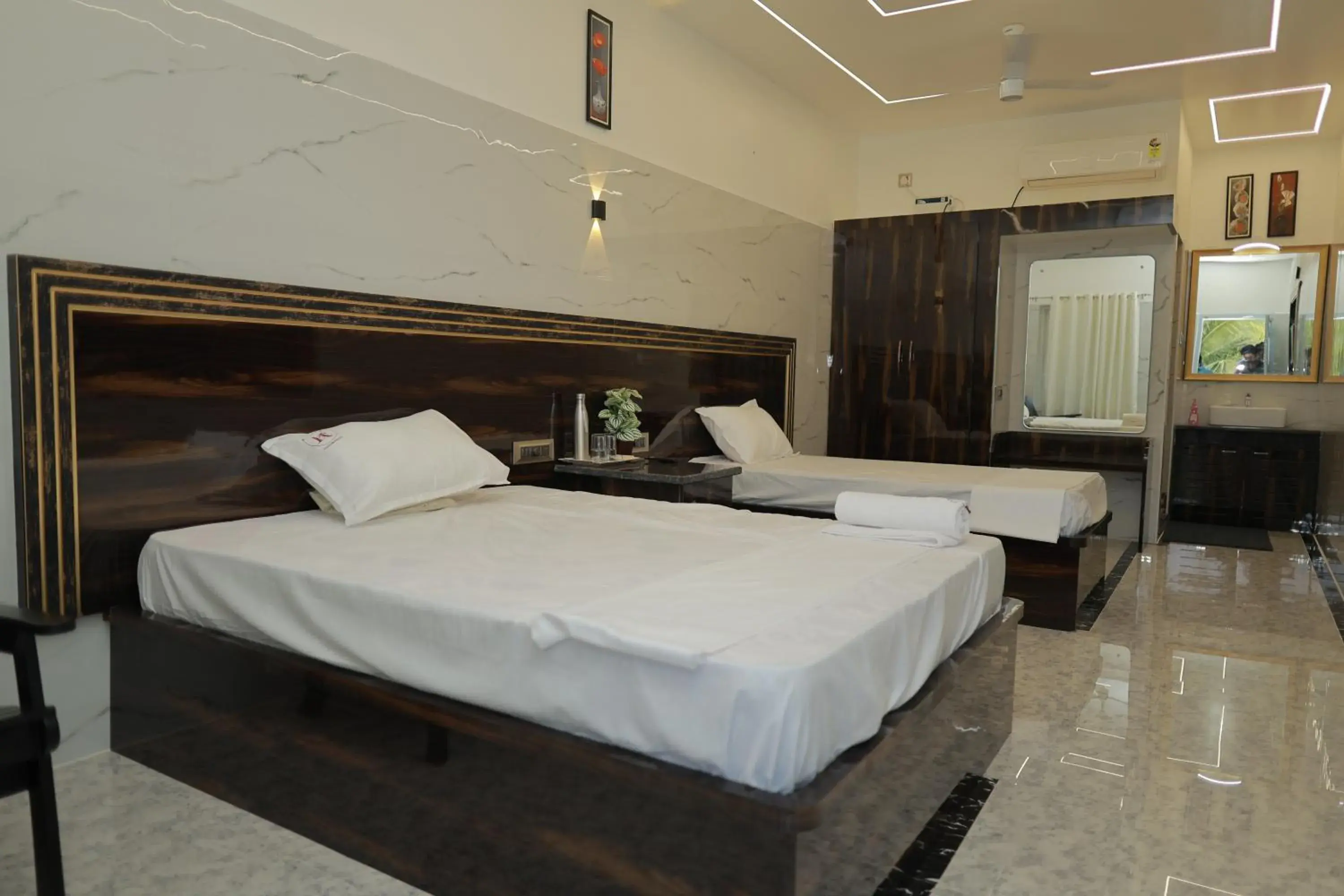 Luxury Triple Room in HOTEL CYRIL Luxury Triple Room in HOTEL CYRIL