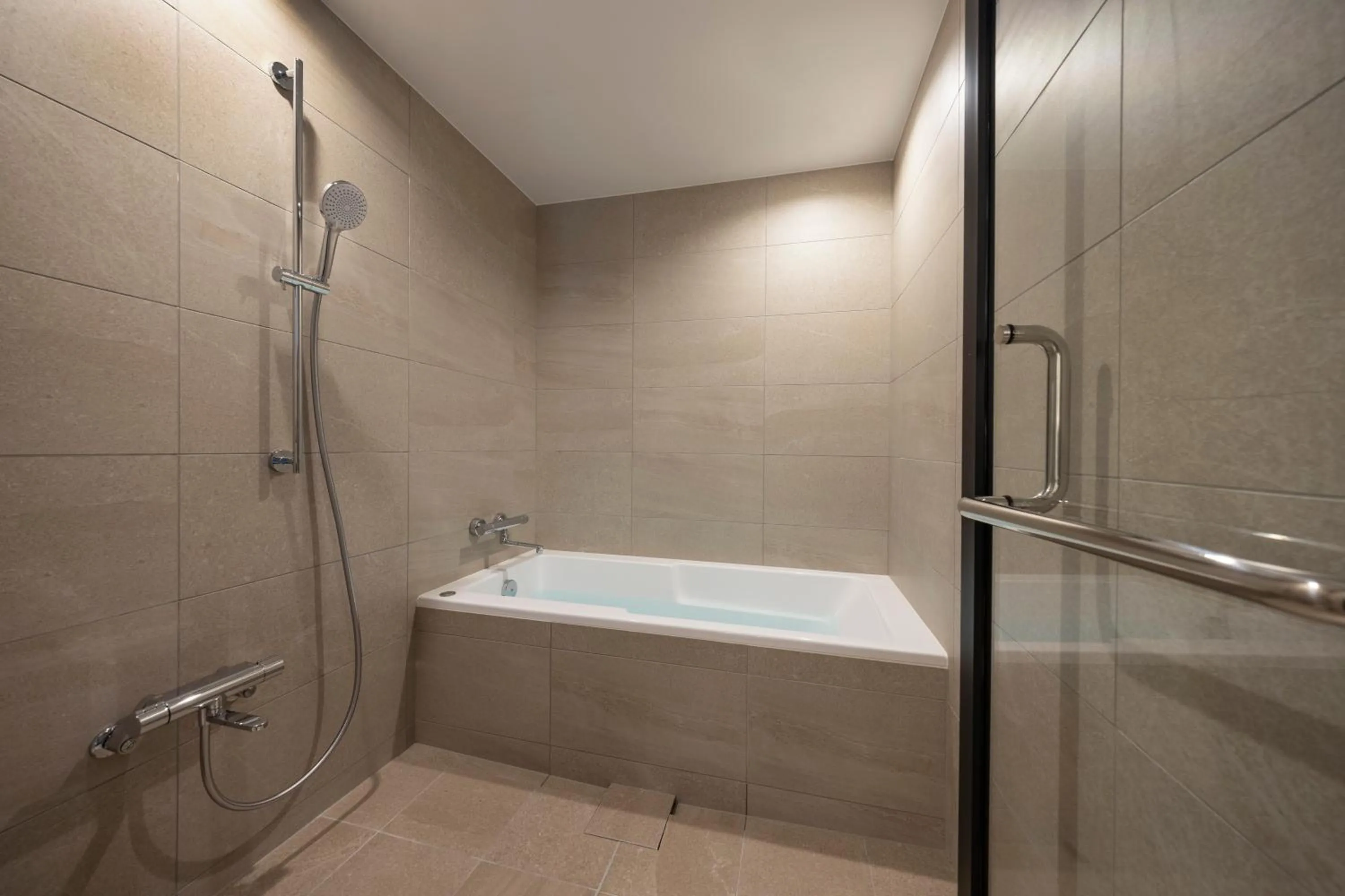 Shower in seven x seven Itoshima