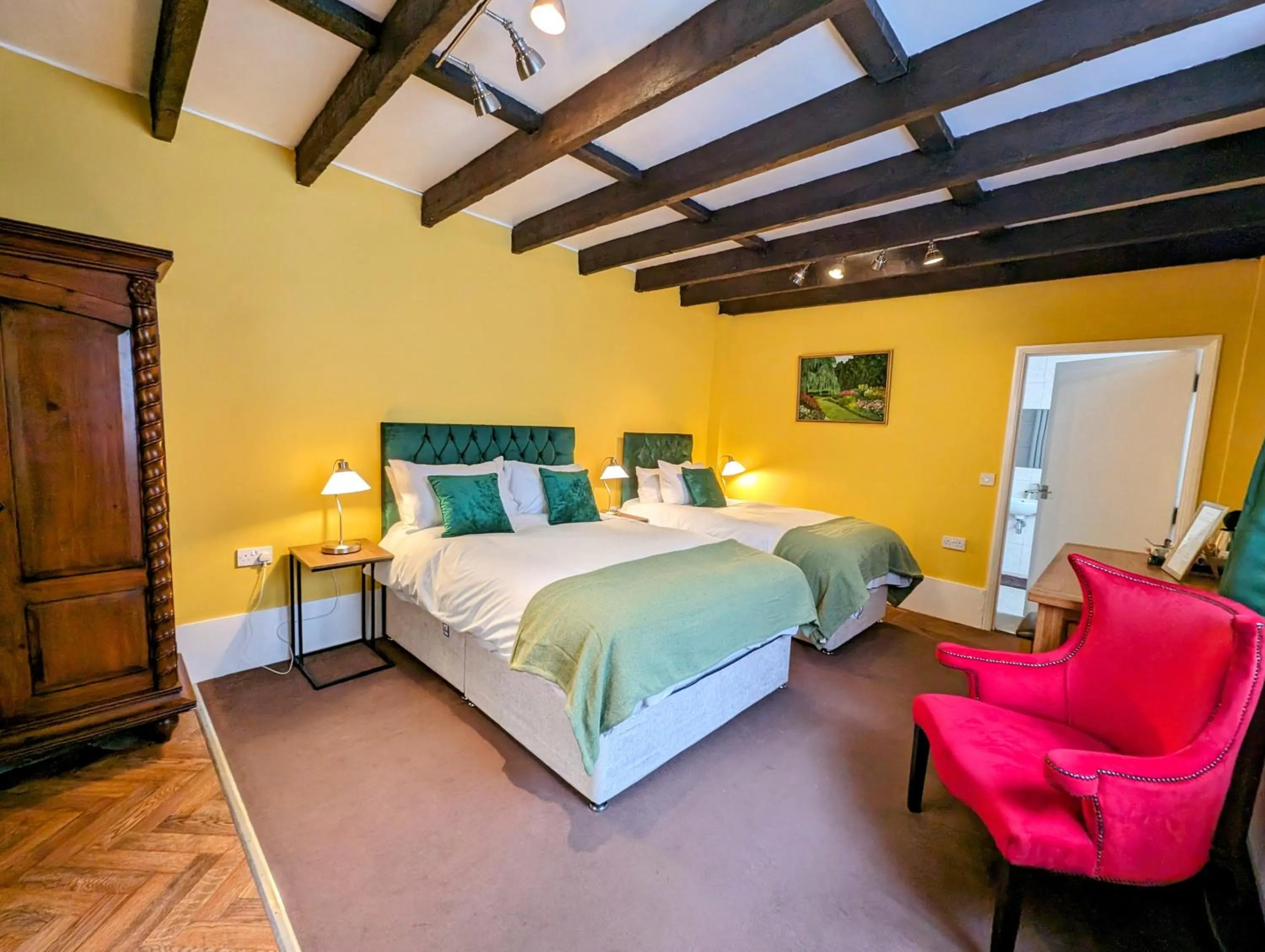 Photo of the whole room, Bed in Archway House