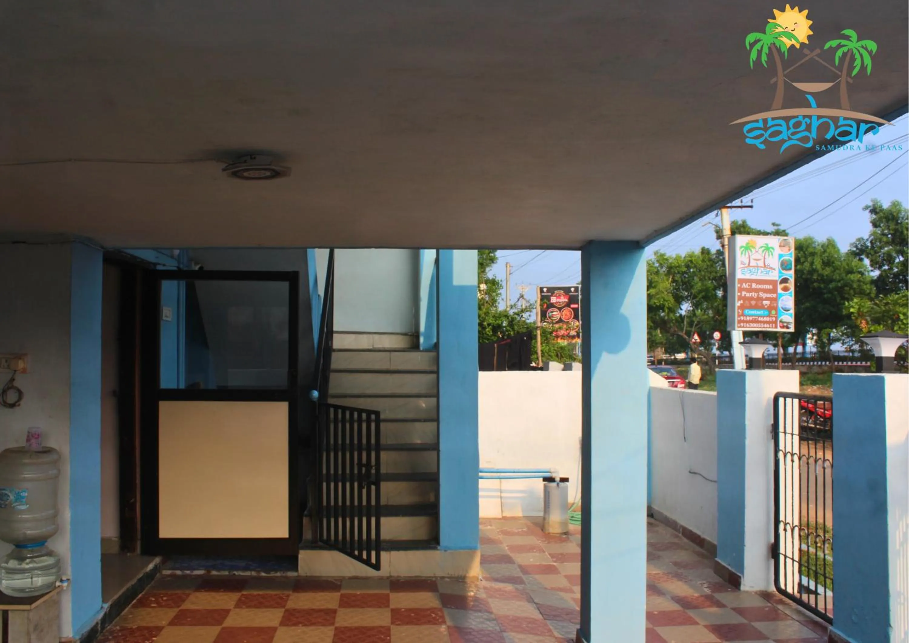 Facade/entrance in Saghar House