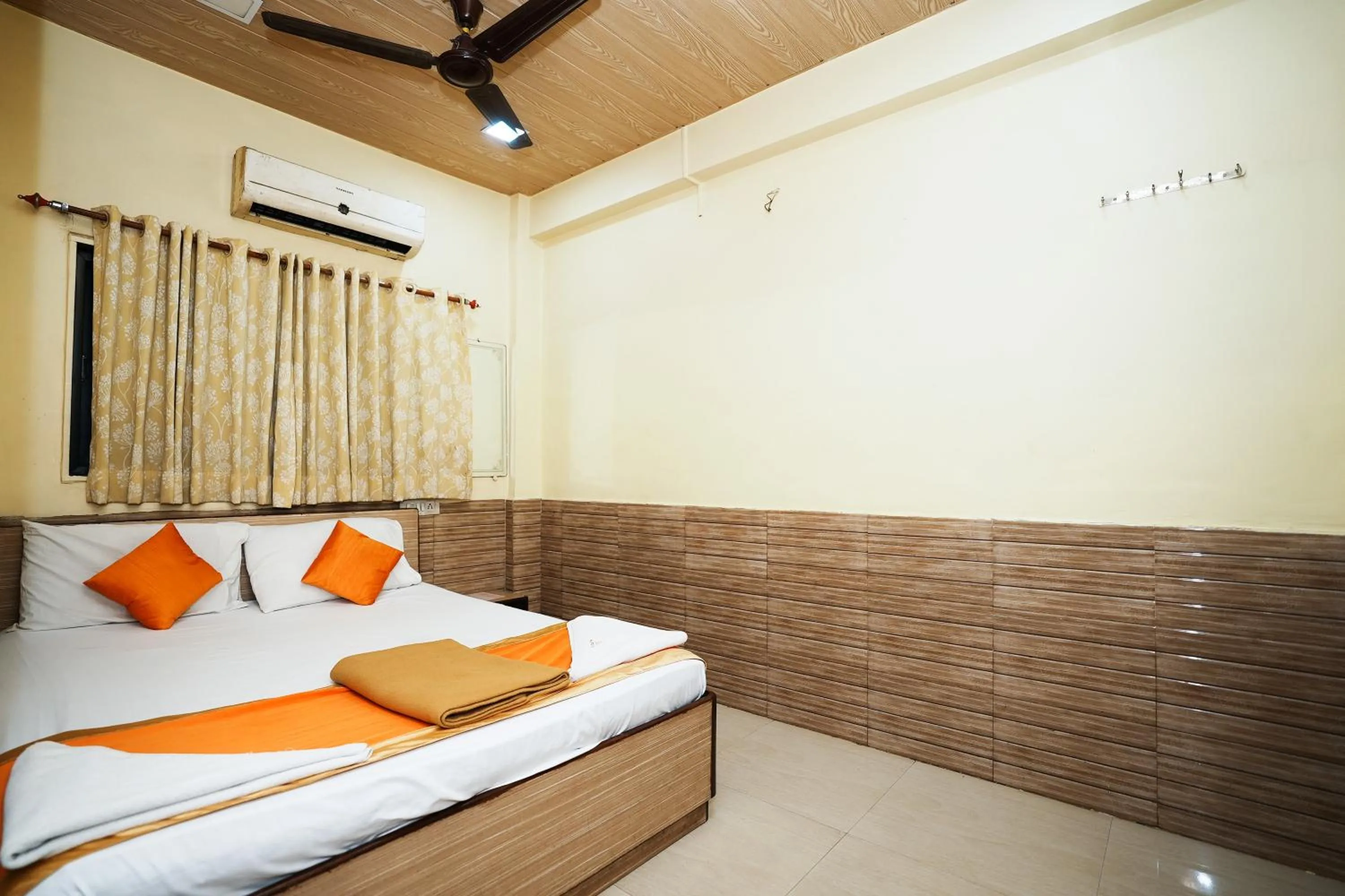 Bedroom in Hotel Sai Parikrama
