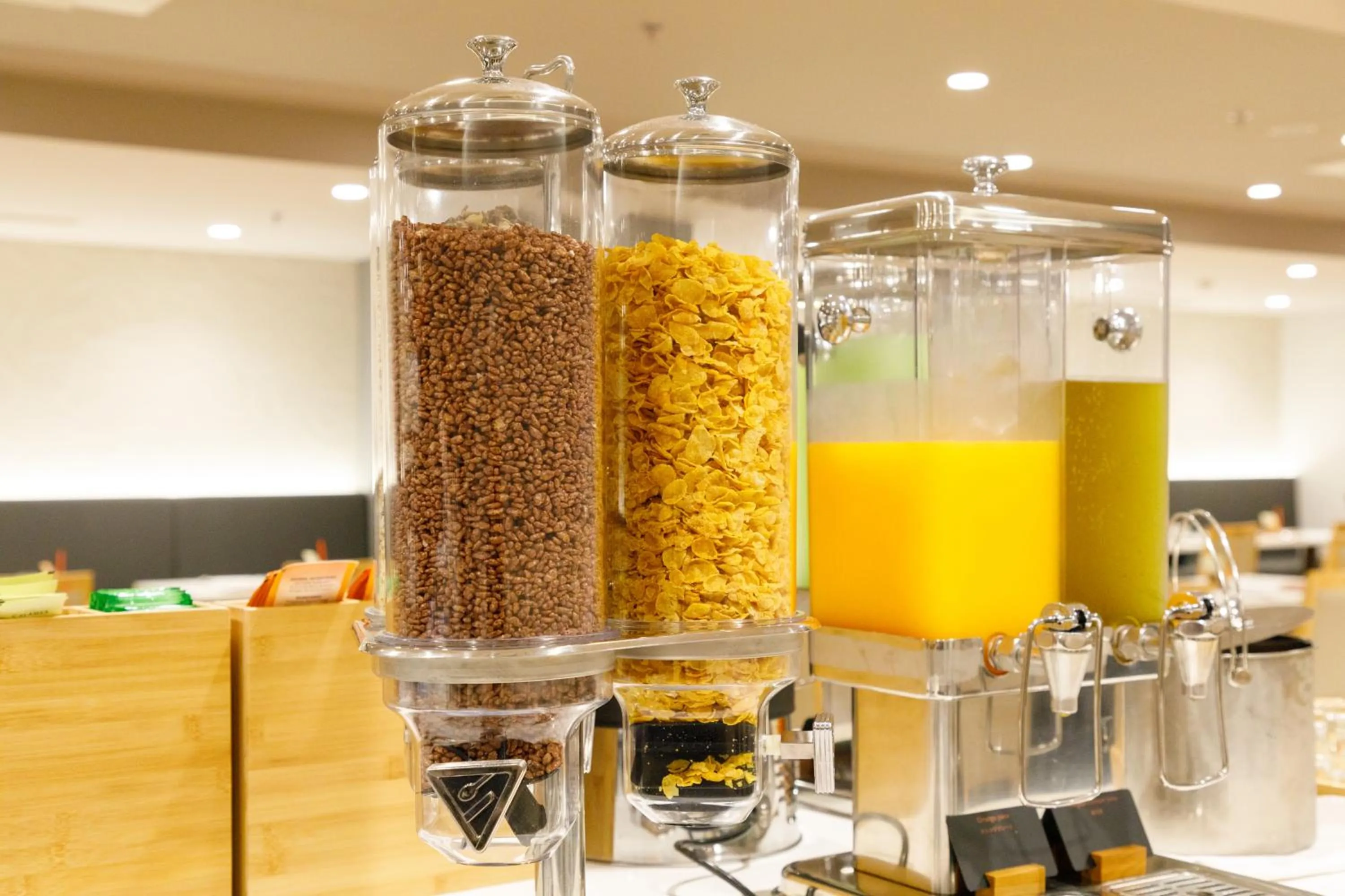 Restaurant/places to eat in Nishitetsu Hotel Croom Bangkok Silom