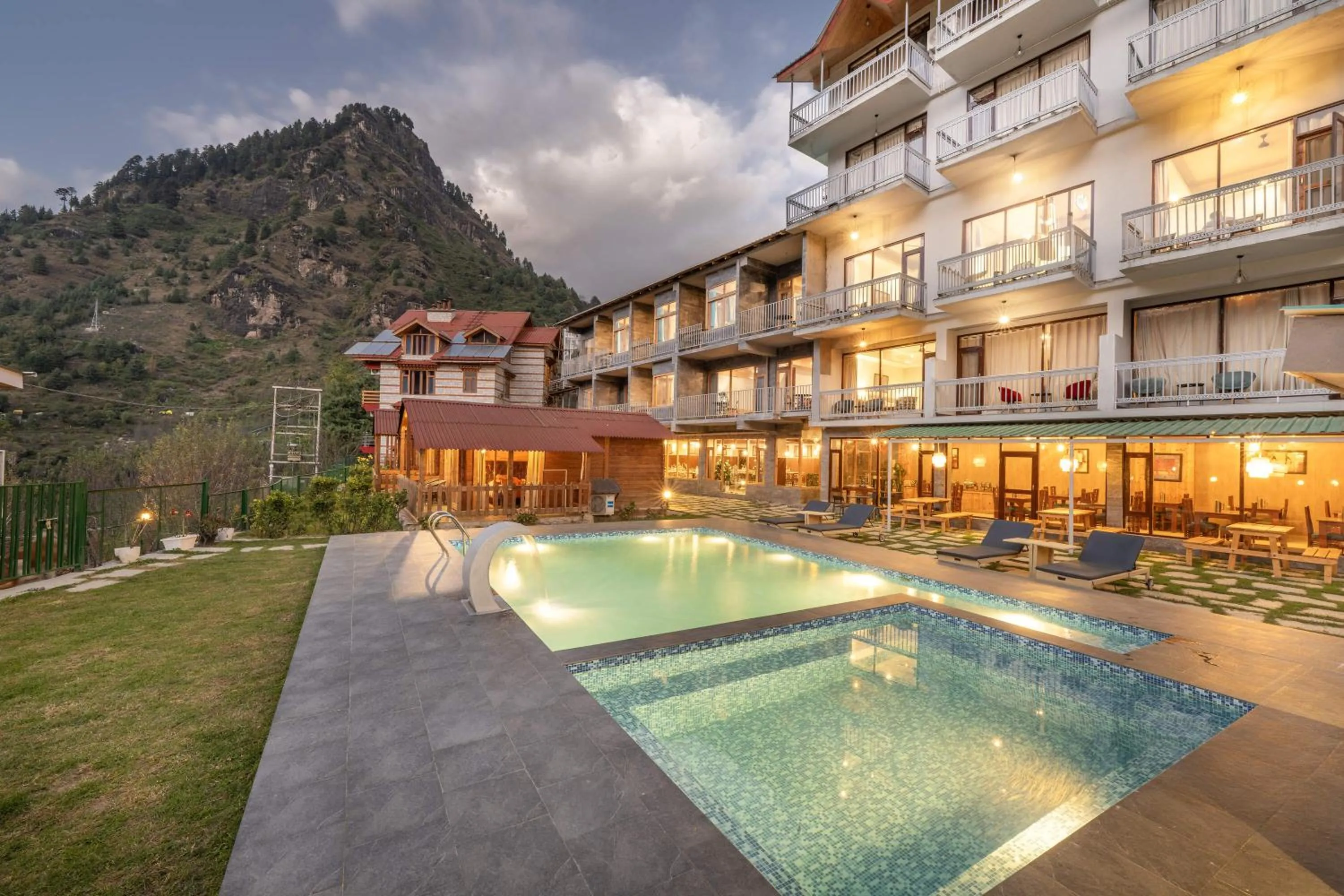 Property building in Echor Himalayan Heights Resorts & Spa Manali