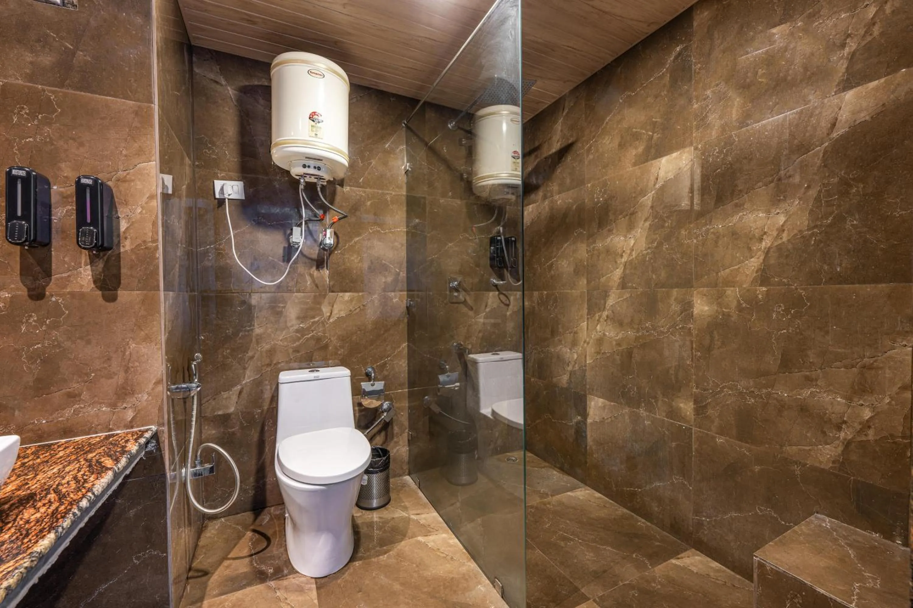 Shower in Echor Himalayan Heights Resorts & Spa Manali