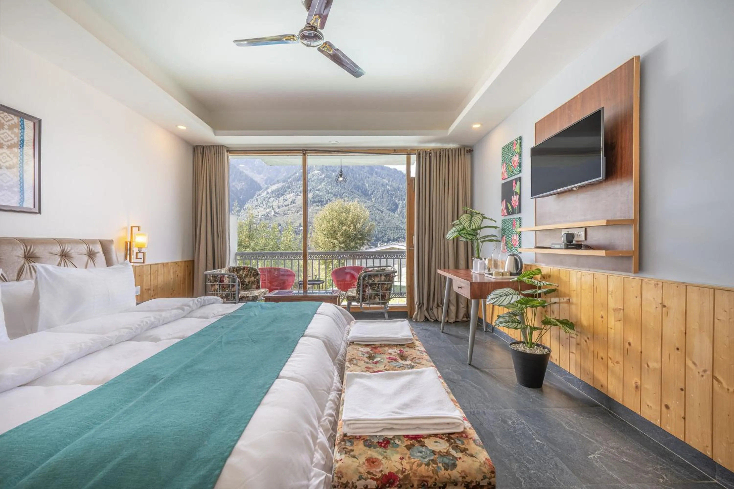 Bed in Echor Himalayan Heights Resorts & Spa Manali