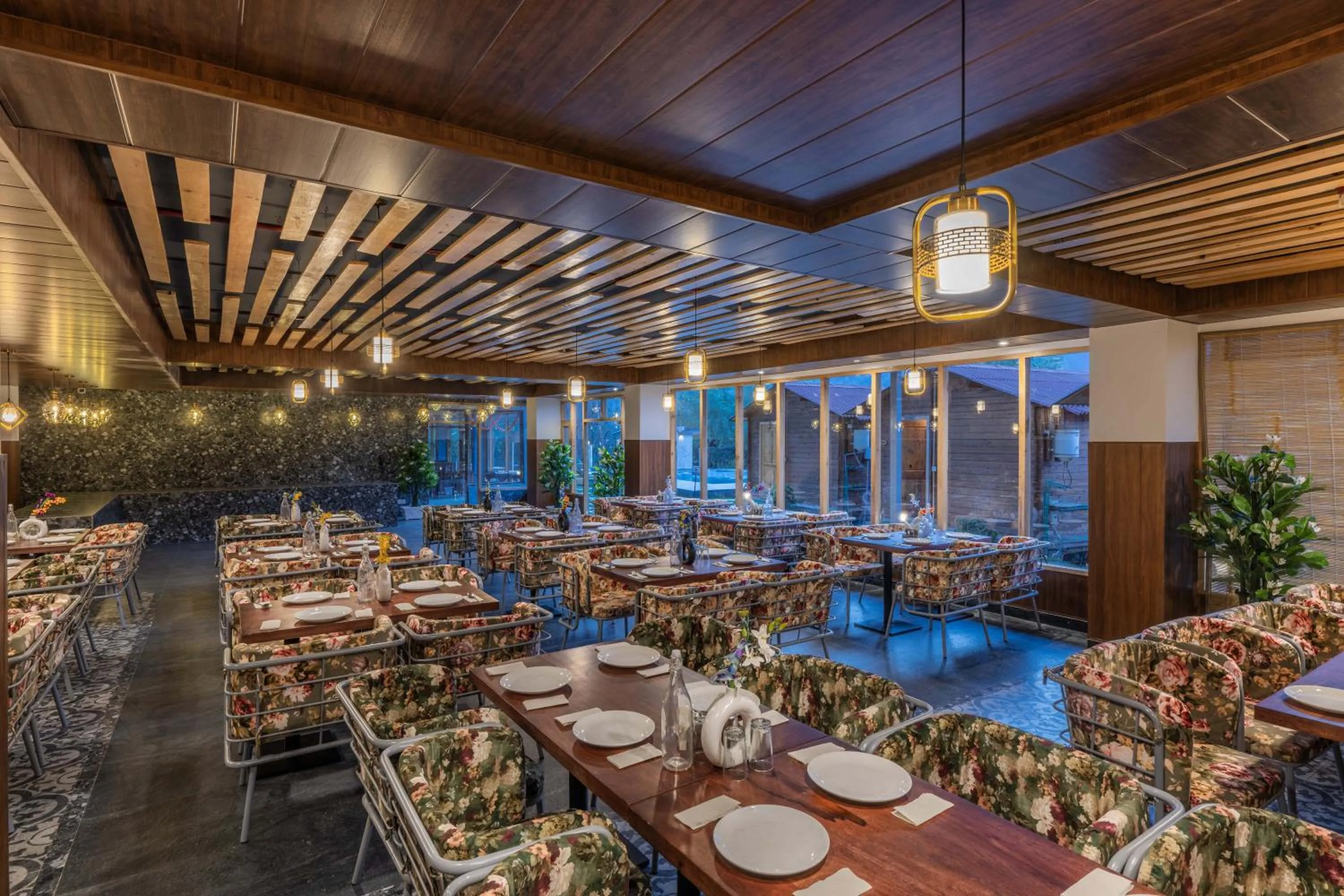 Restaurant/places to eat in Echor Himalayan Heights Resorts & Spa Manali