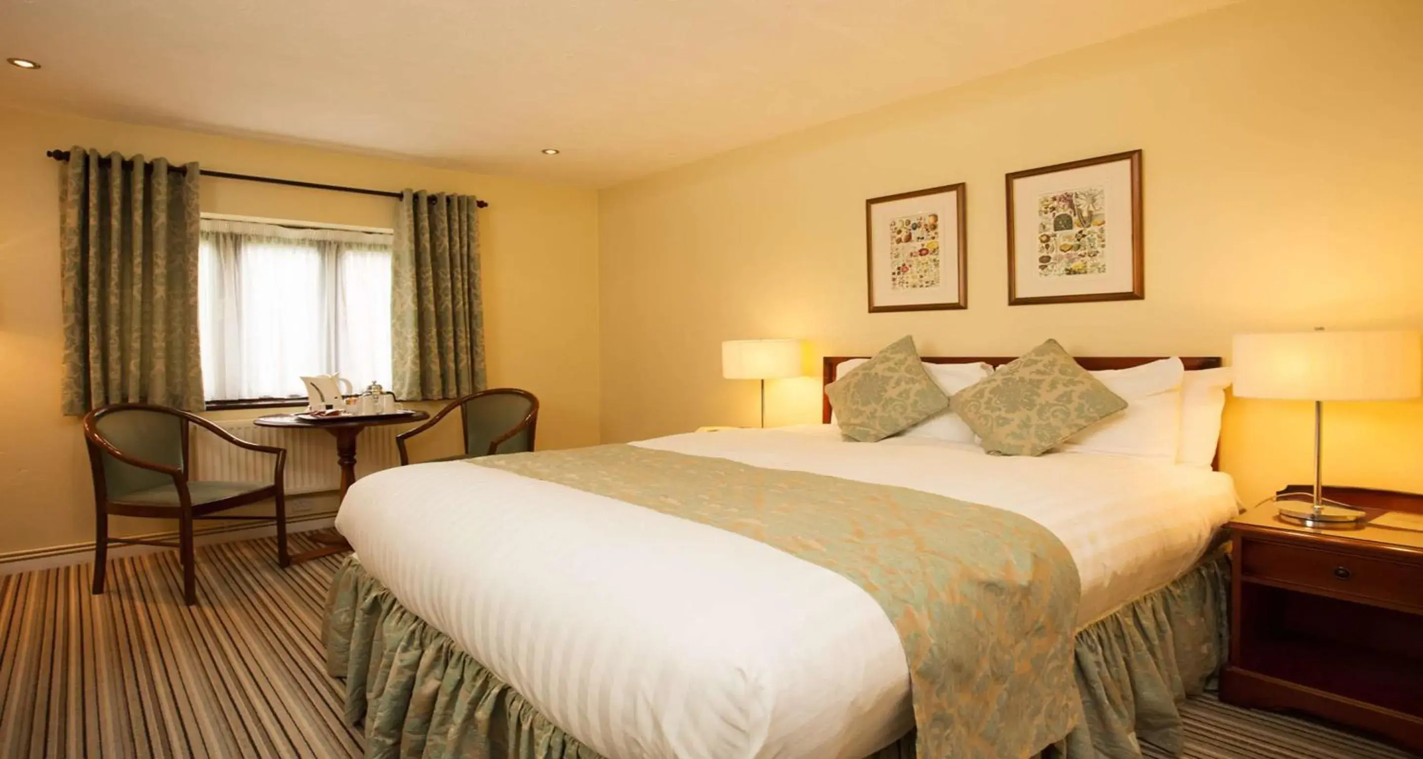 Property building, Bed in Best Western PLUS Grim's Dyke Hotel Property building, Bed in Best Western PLUS Grim's Dyke Hotel