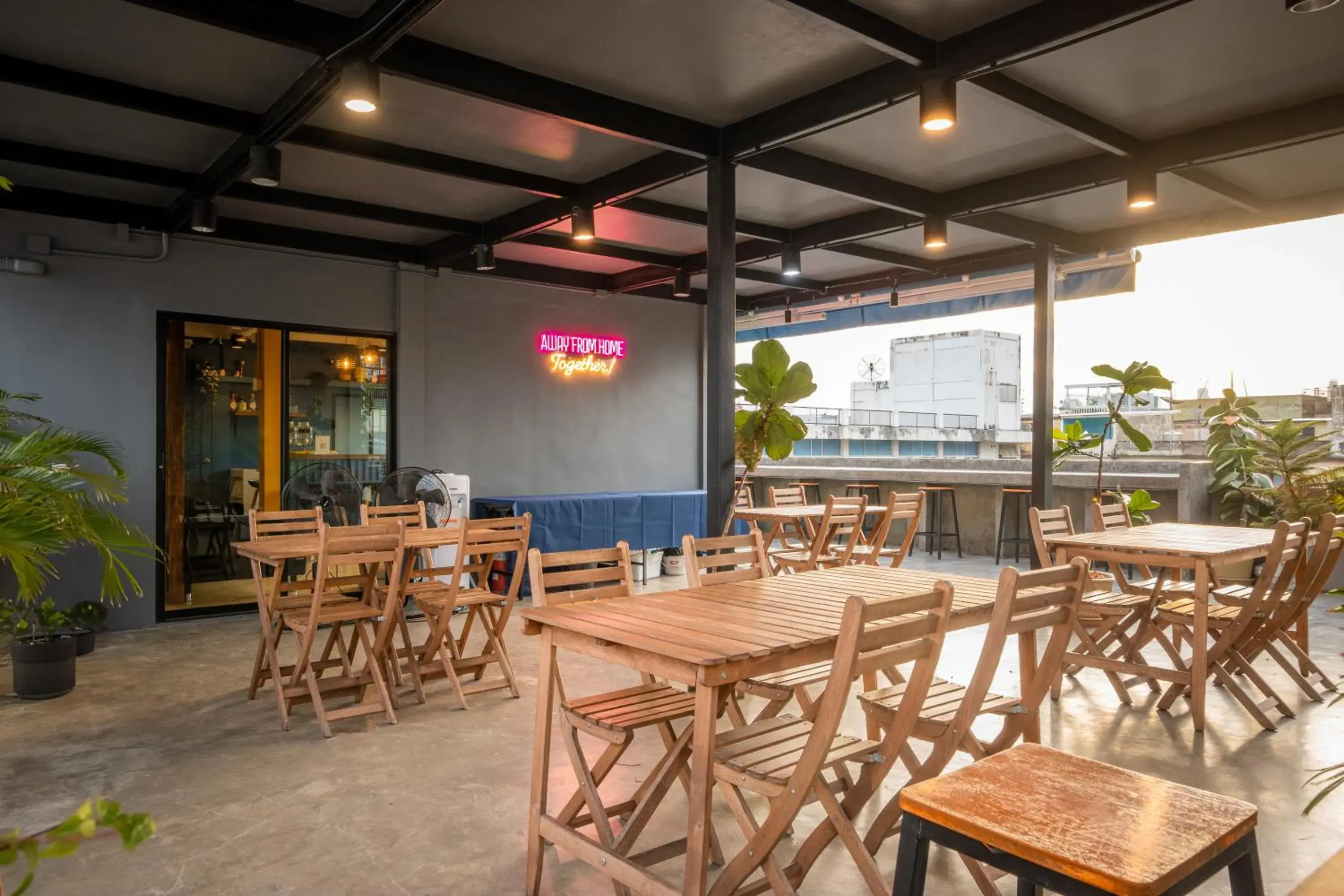 Dining area in Ti Thong Hostel Dining area in Ti Thong Hostel
