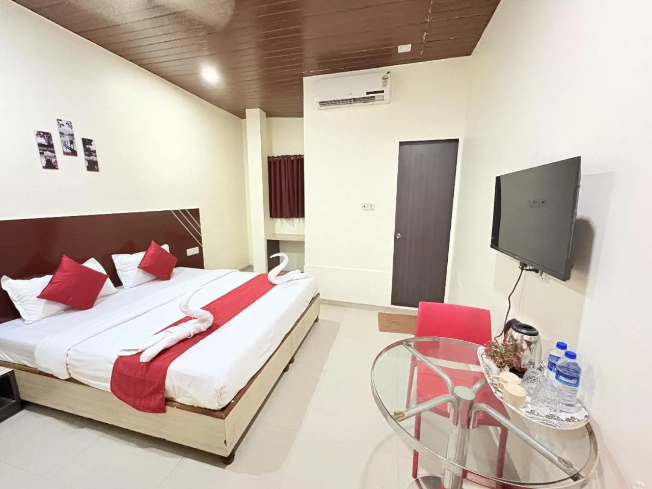 Bed in HOTEL KAILASH PARK